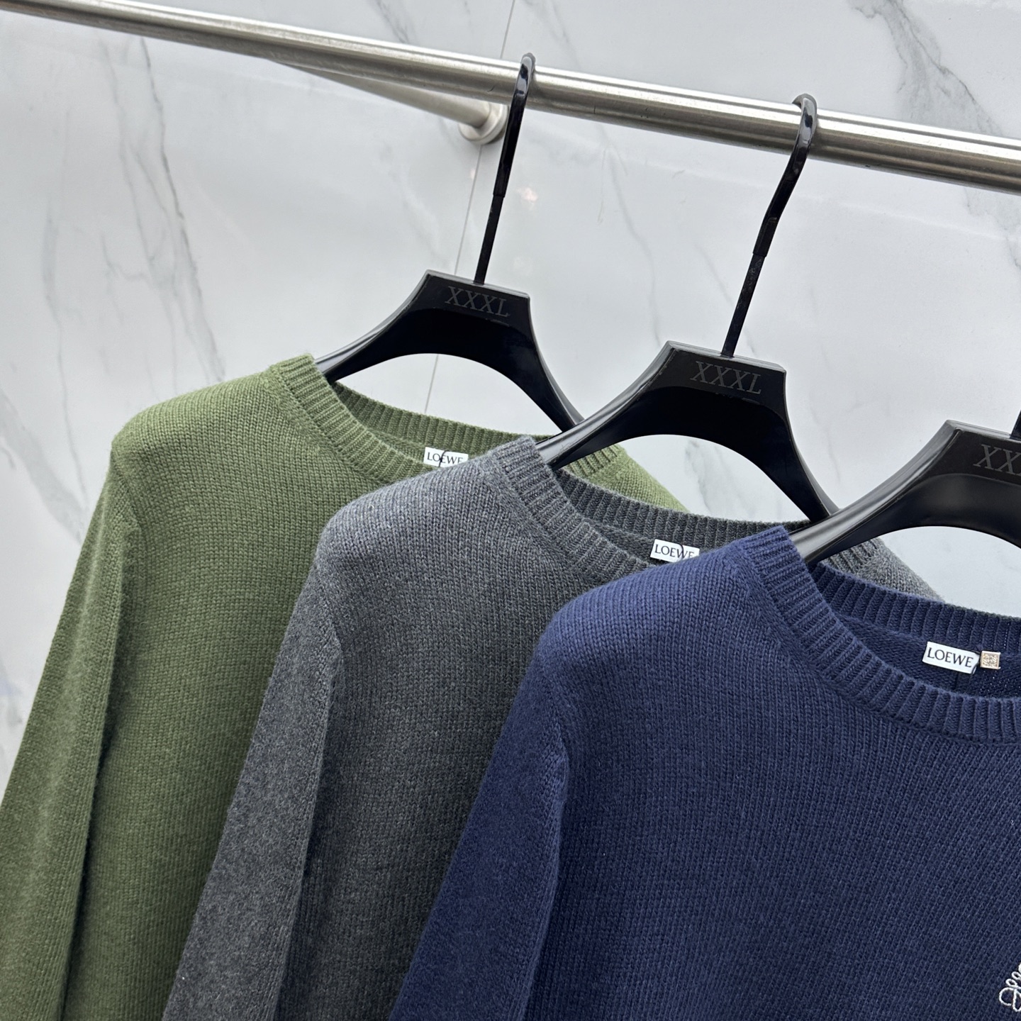 🆕LOEWE罗意威 2025SS秋季新款时尚领圆领针织羊毛衣，以当季色调传递典雅韵味，成就日常搭配佳选。