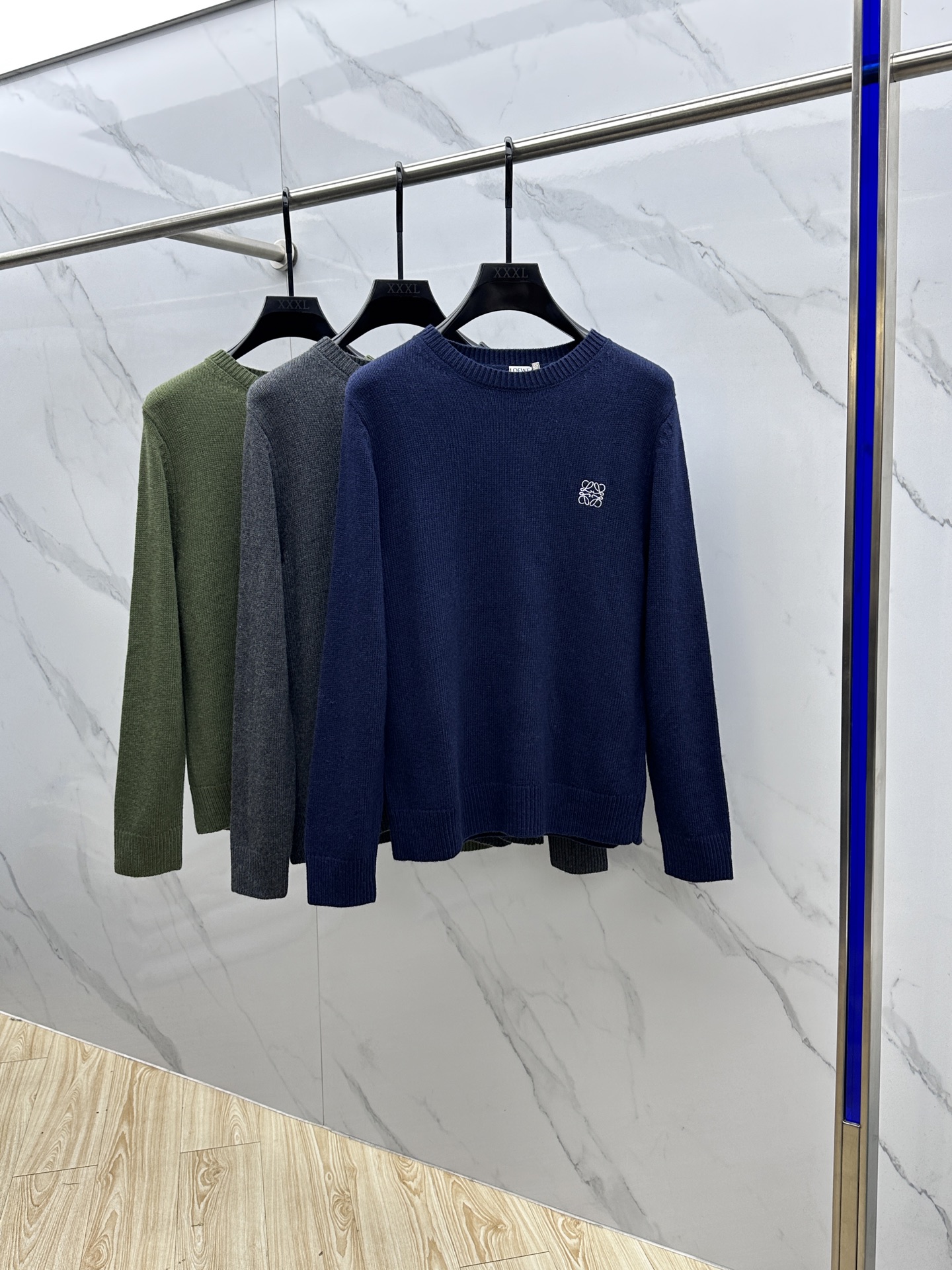 🆕LOEWE罗意威 2025SS秋季新款时尚领圆领针织羊毛衣，以当季色调传递典雅韵味，成就日常搭配佳选。