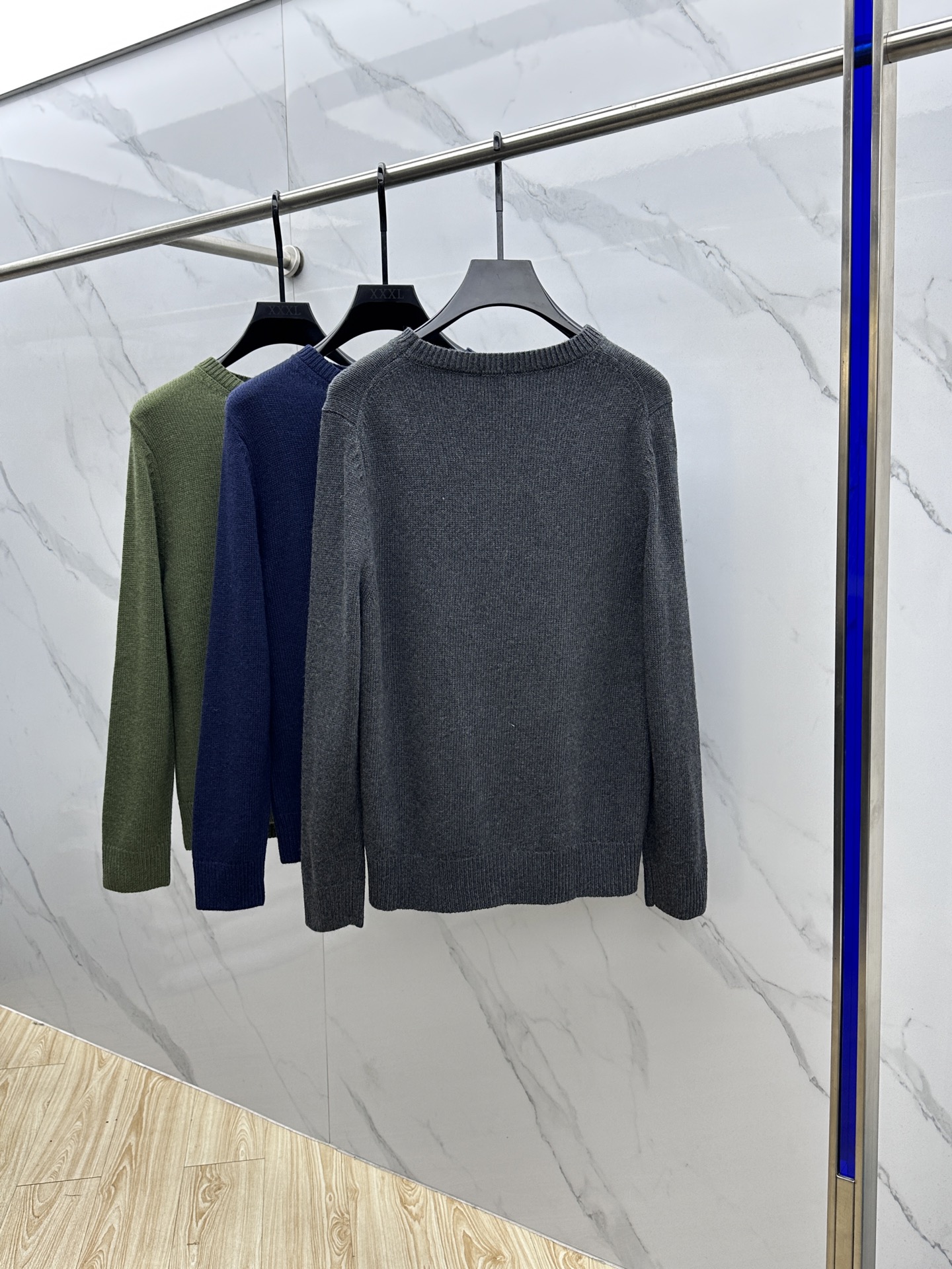 🆕LOEWE罗意威 2025SS秋季新款时尚领圆领针织羊毛衣，以当季色调传递典雅韵味，成就日常搭配佳选。