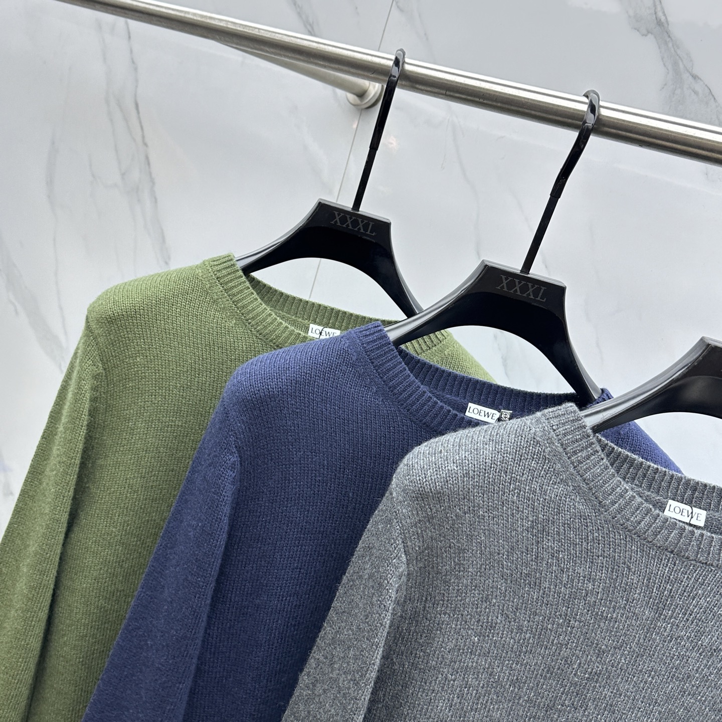 🆕LOEWE罗意威 2025SS秋季新款时尚领圆领针织羊毛衣，以当季色调传递典雅韵味，成就日常搭配佳选。