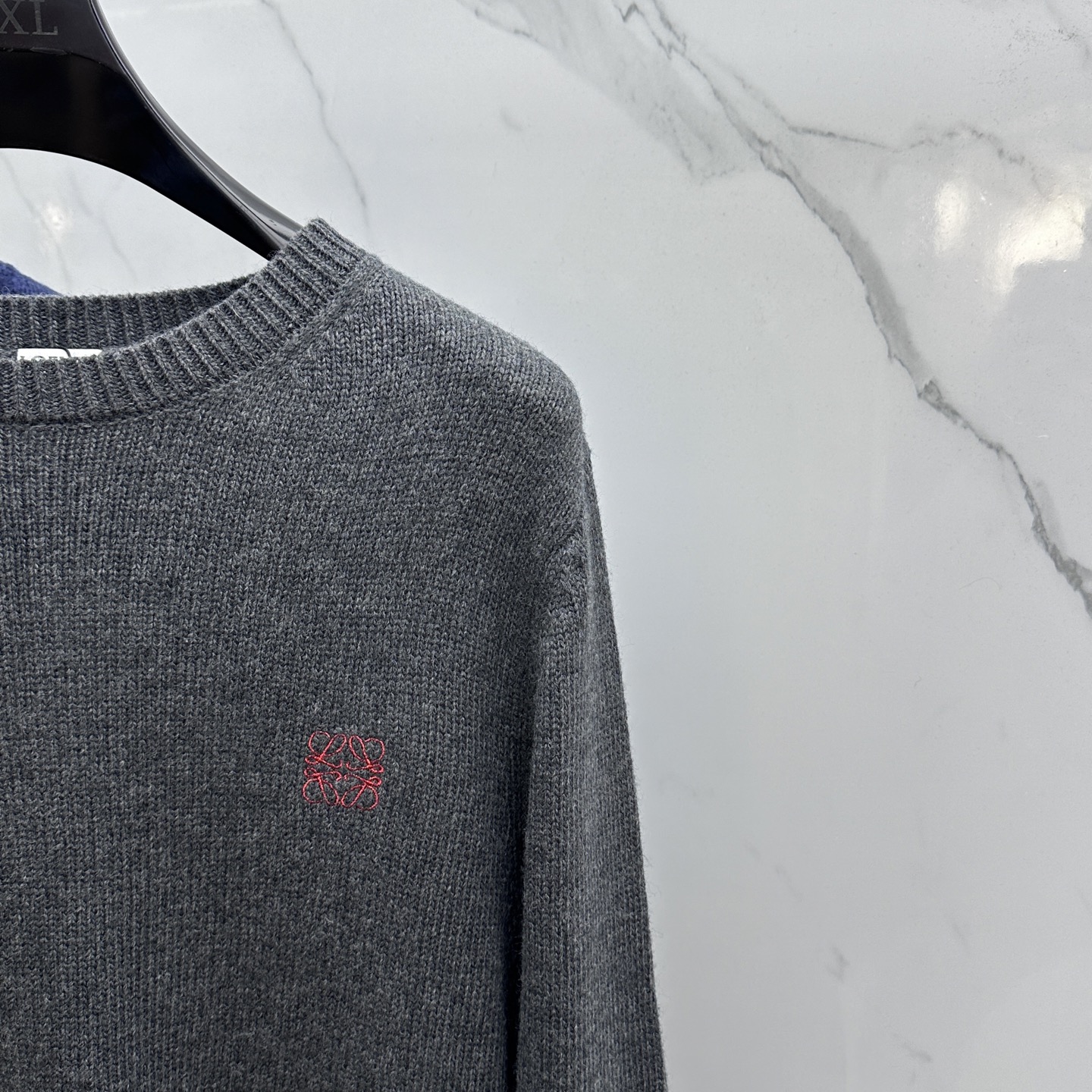 🆕LOEWE罗意威 2025SS秋季新款时尚领圆领针织羊毛衣，以当季色调传递典雅韵味，成就日常搭配佳选。