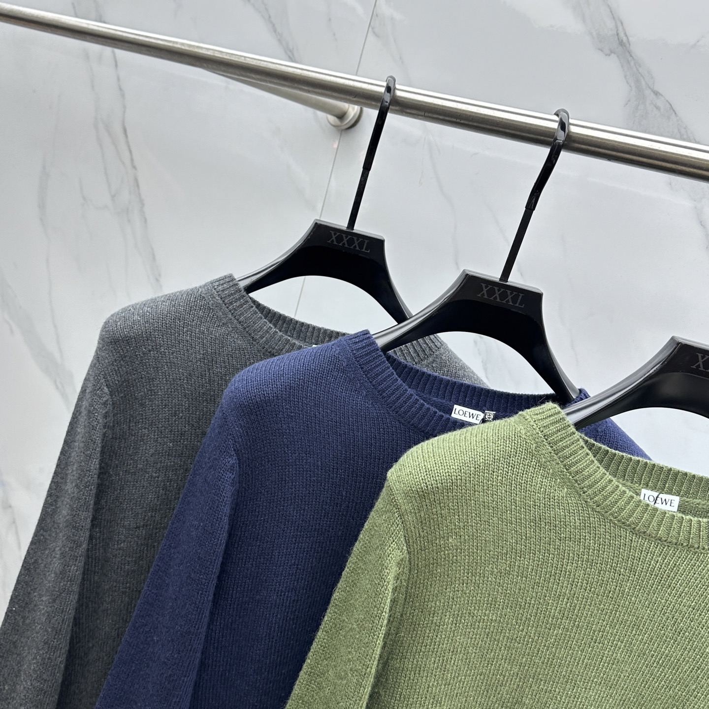 🆕LOEWE罗意威 2025SS秋季新款时尚领圆领针织羊毛衣，以当季色调传递典雅韵味，成就日常搭配佳选。