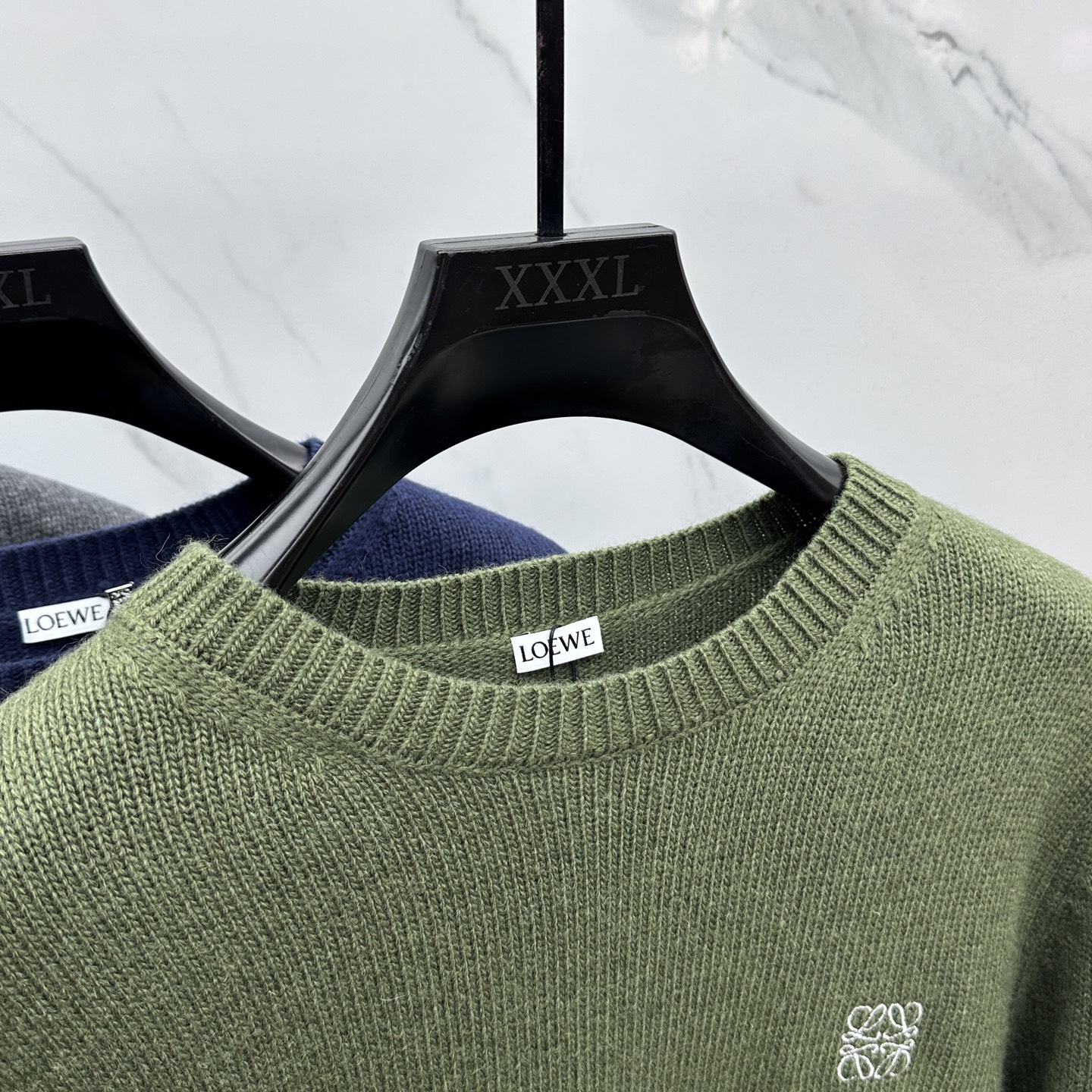 🆕LOEWE罗意威 2025SS秋季新款时尚领圆领针织羊毛衣，以当季色调传递典雅韵味，成就日常搭配佳选。