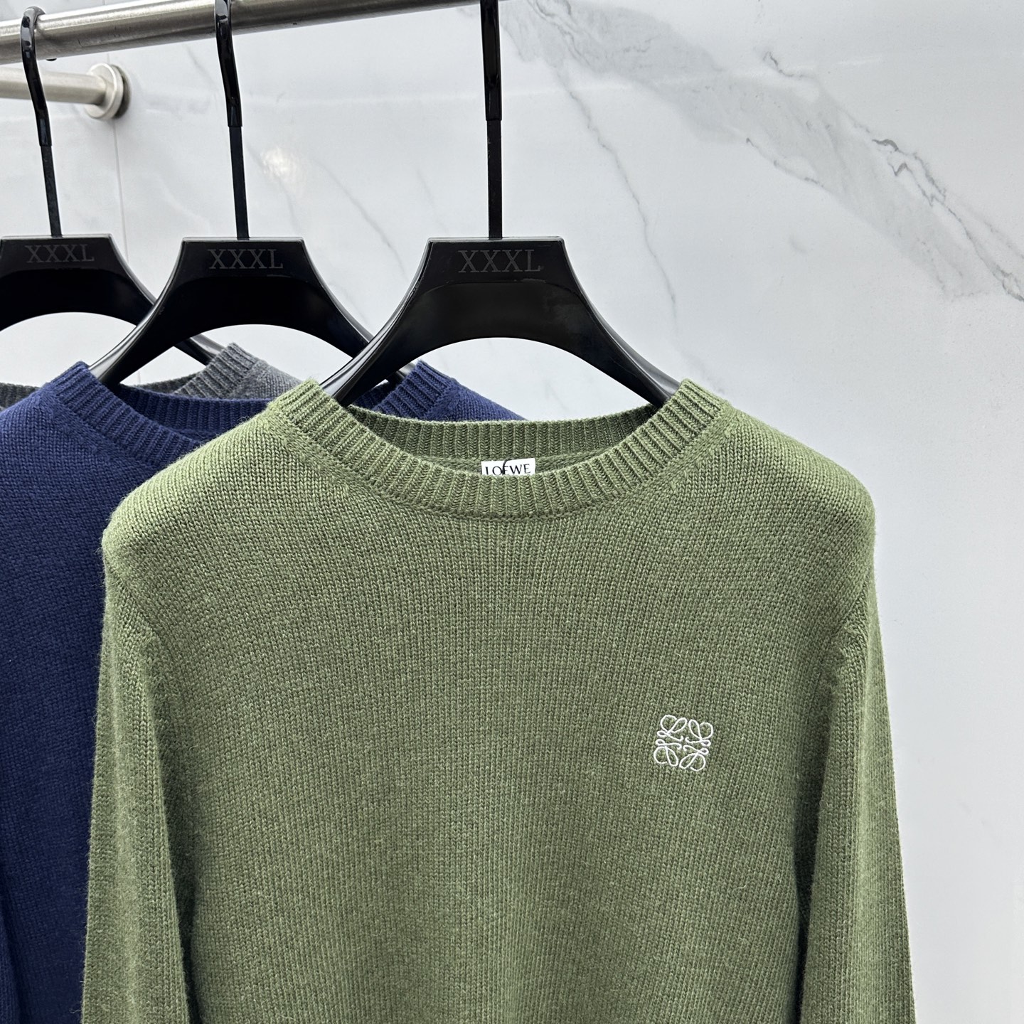 🆕LOEWE罗意威 2025SS秋季新款时尚领圆领针织羊毛衣，以当季色调传递典雅韵味，成就日常搭配佳选。