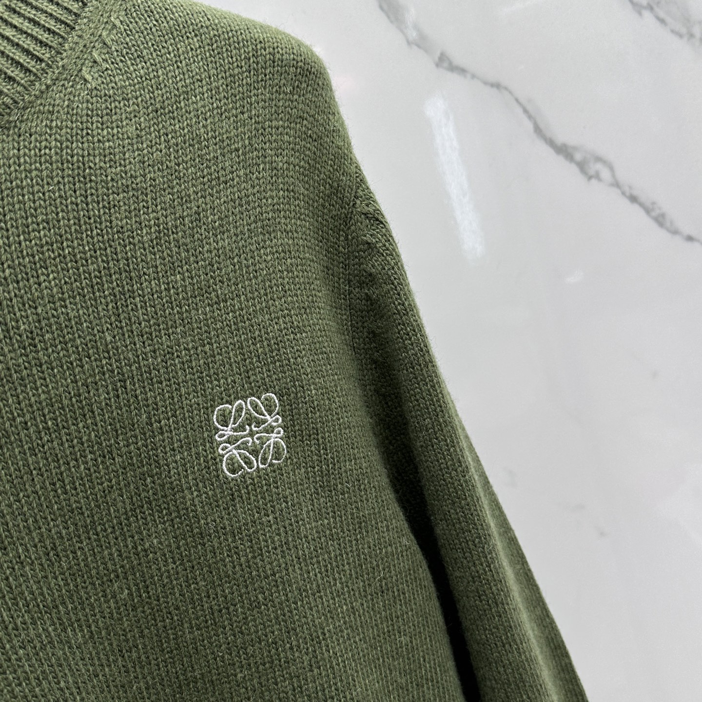 🆕LOEWE罗意威 2025SS秋季新款时尚领圆领针织羊毛衣，以当季色调传递典雅韵味，成就日常搭配佳选。