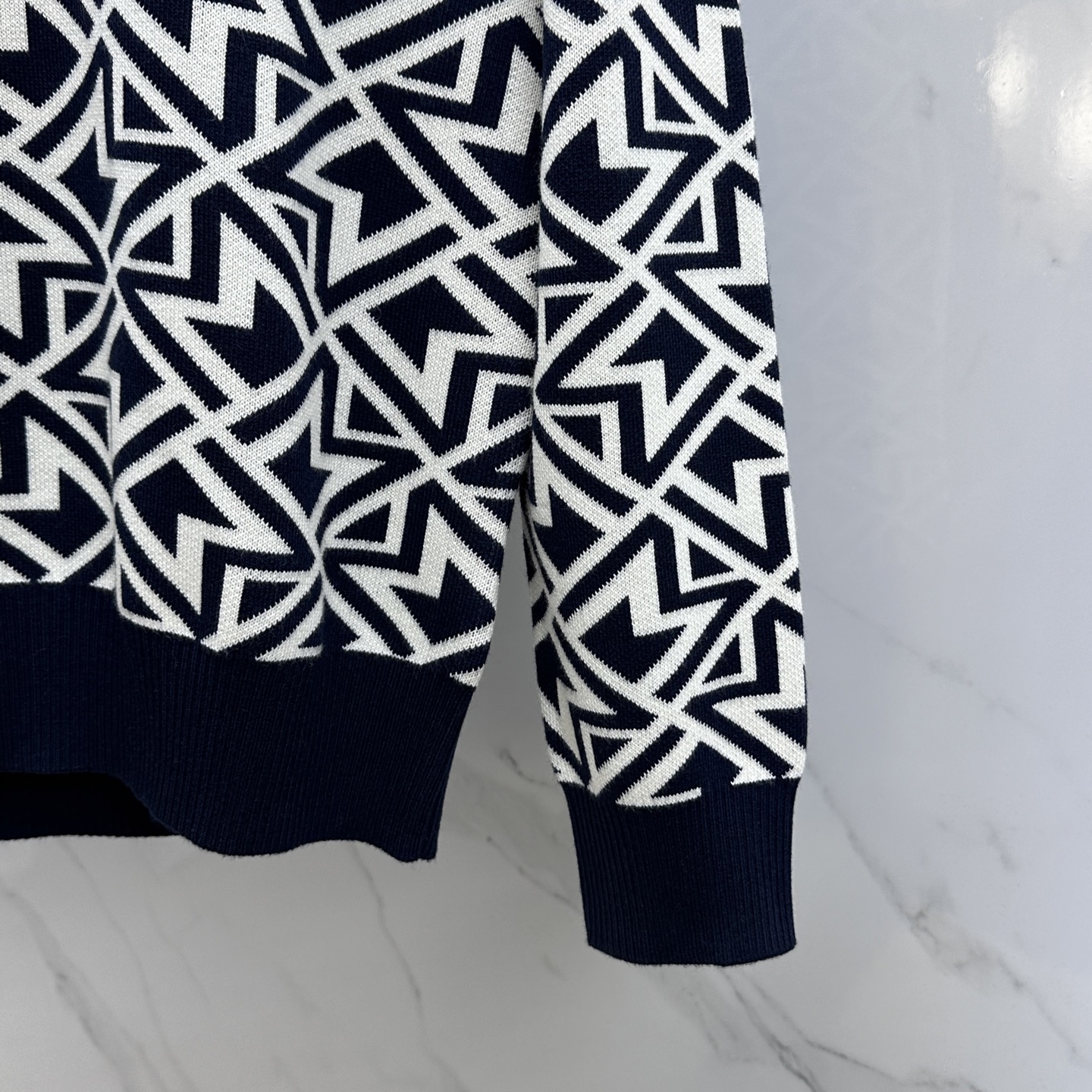 🆕Moncler蒙口 2025ss秋冬满身提花新款简约圆领针织羊毛衫，精致工艺面料，顶级元素融合打造，经