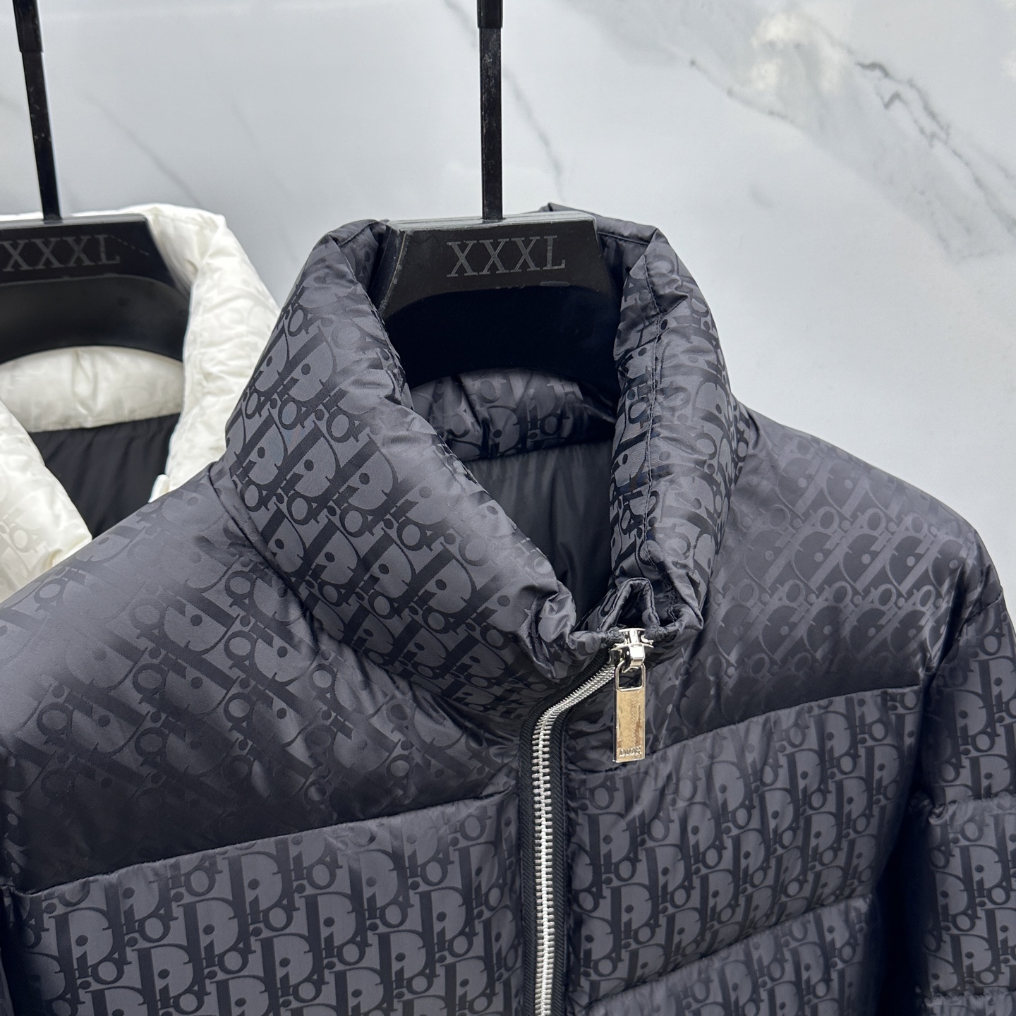 。 🆕羽绒上新⬆️Dior迪奥 oblique暗纹老花立领羽绒，明星同款这是一款超复杂工艺的羽绒，定制面