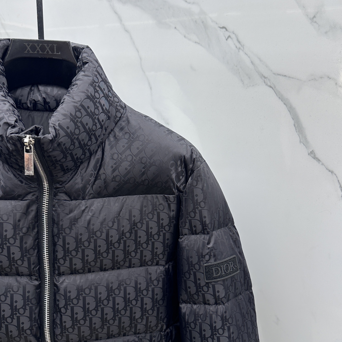 。 🆕羽绒上新⬆️Dior迪奥 oblique暗纹老花立领羽绒，明星同款这是一款超复杂工艺的羽绒，定制面