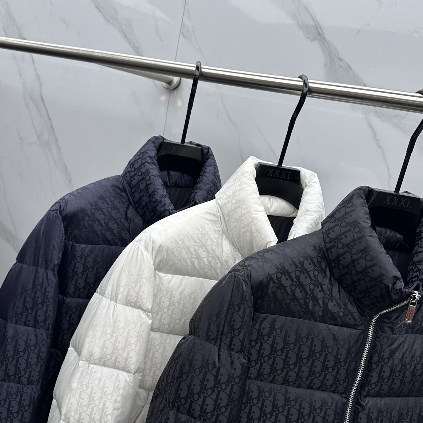 。 🆕羽绒上新⬆️Dior迪奥 oblique暗纹老花立领羽绒，明星同款这是一款超复杂工艺的羽绒，定制面