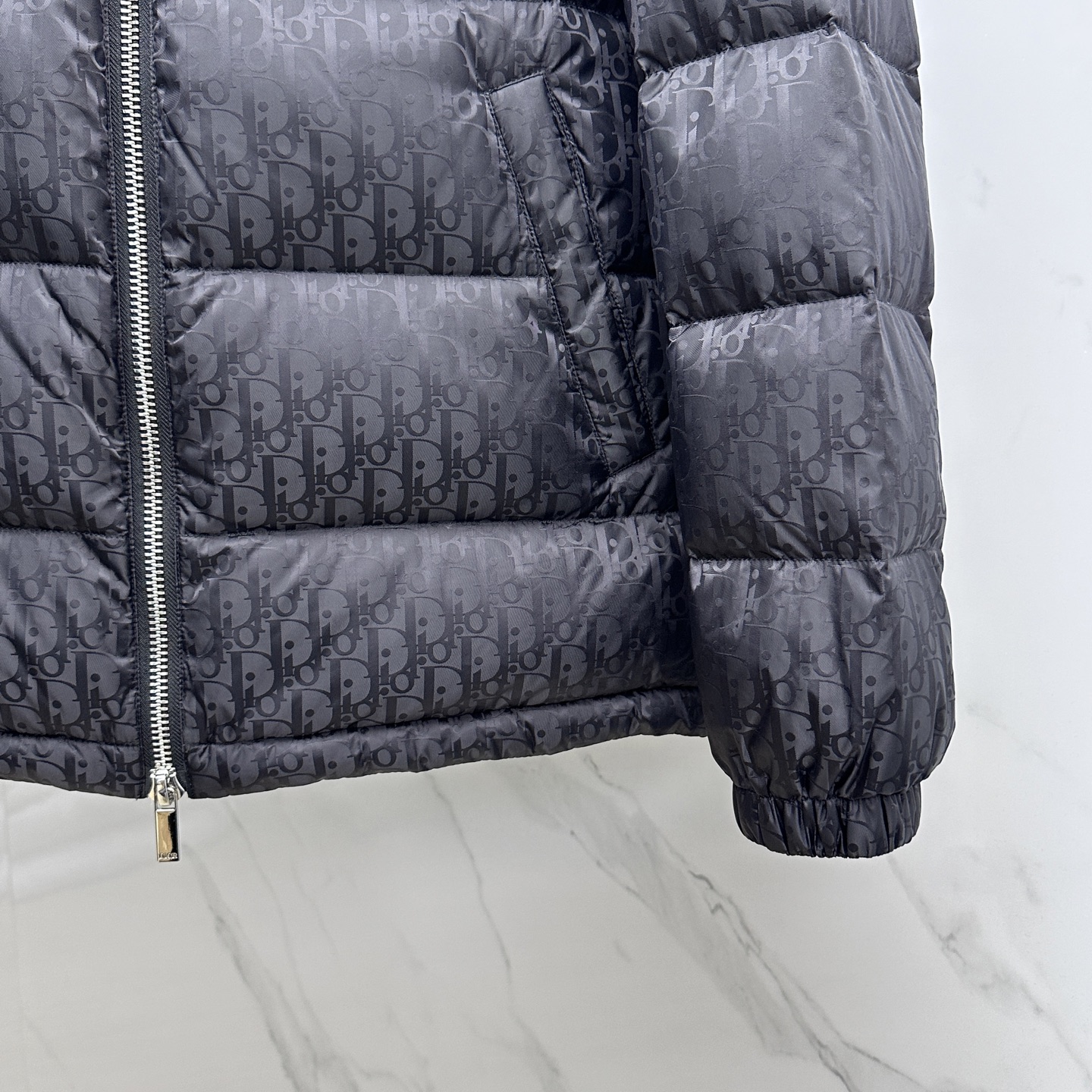 。 🆕羽绒上新⬆️Dior迪奥 oblique暗纹老花立领羽绒，明星同款这是一款超复杂工艺的羽绒，定制面