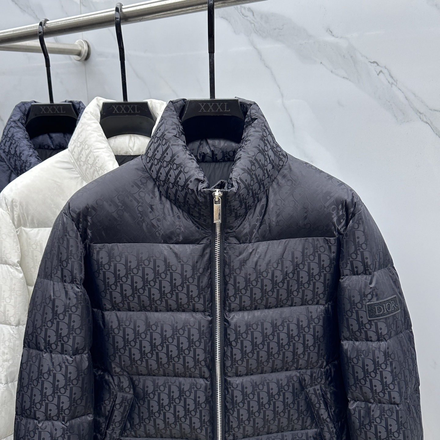 。 🆕羽绒上新⬆️Dior迪奥 oblique暗纹老花立领羽绒，明星同款这是一款超复杂工艺的羽绒，定制面