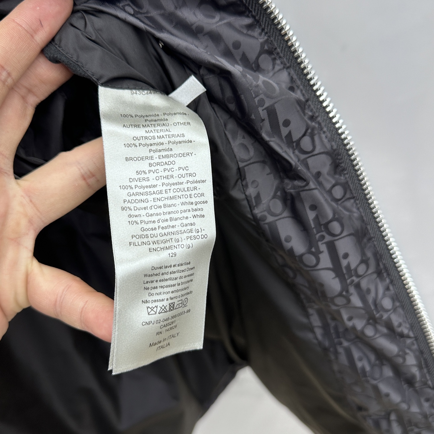 。 🆕羽绒上新⬆️Dior迪奥 oblique暗纹老花立领羽绒，明星同款这是一款超复杂工艺的羽绒，定制面