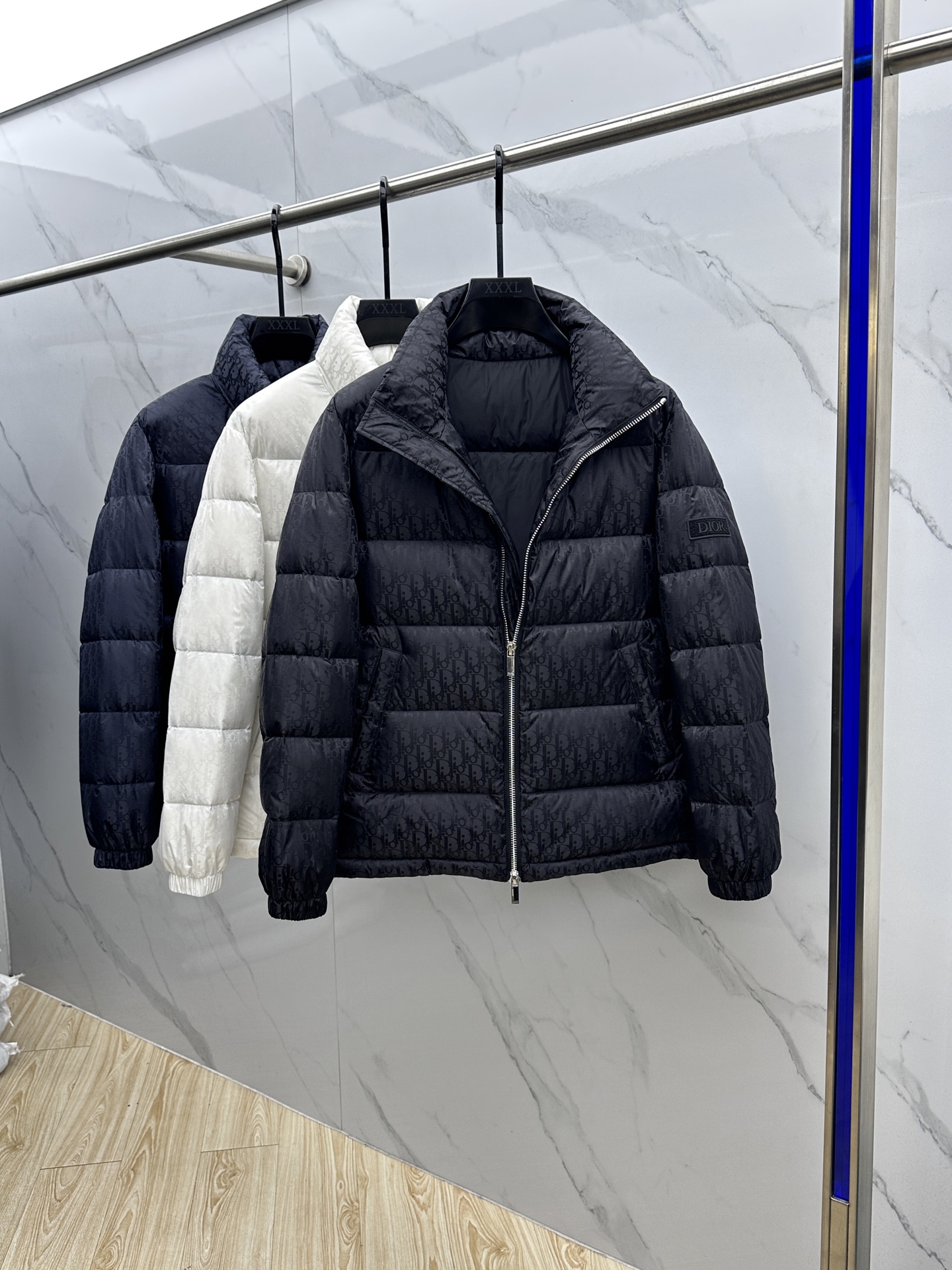 。 🆕羽绒上新⬆️Dior迪奥 oblique暗纹老花立领羽绒，明星同款这是一款超复杂工艺的羽绒，定制面