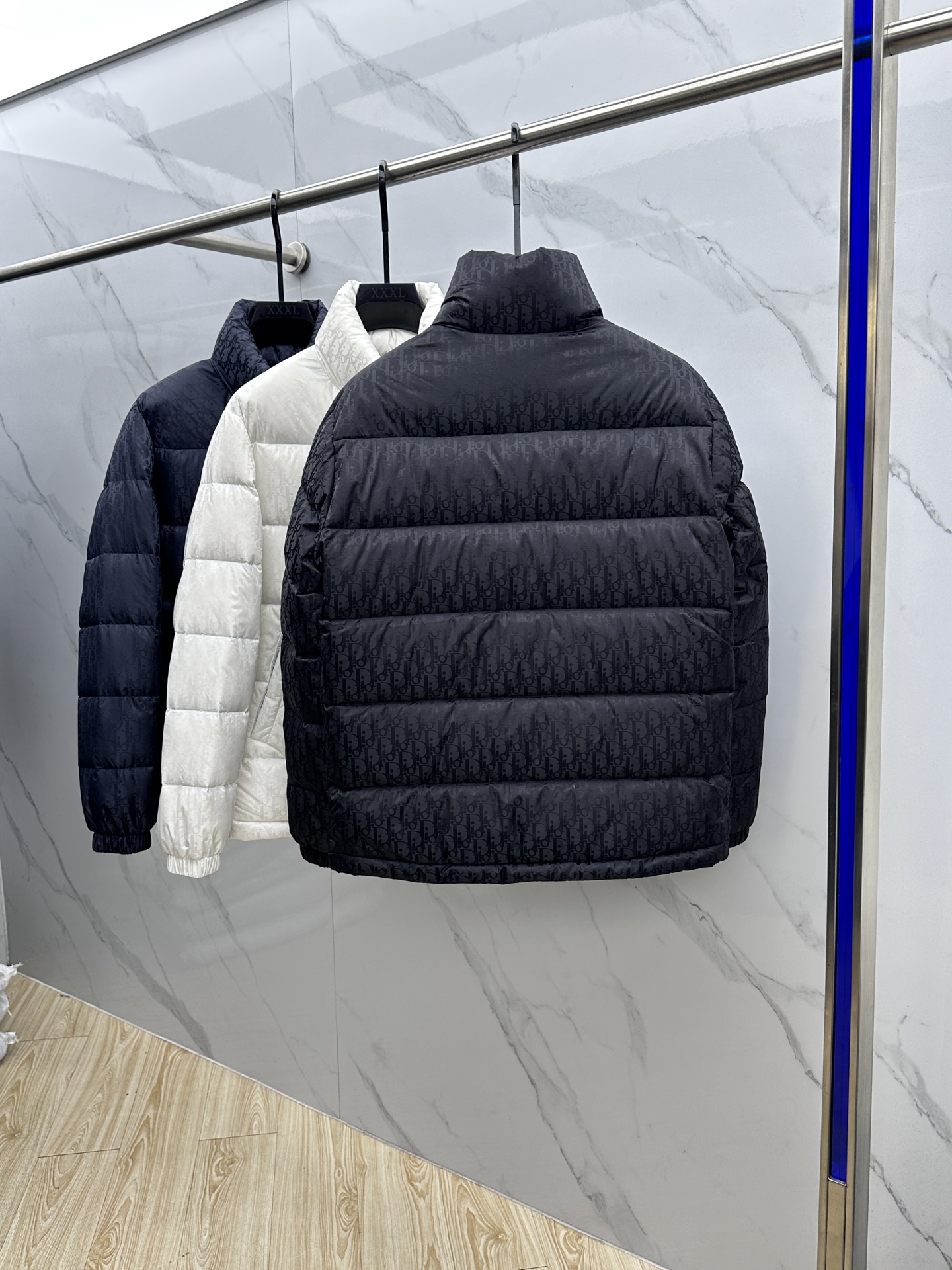 。 🆕羽绒上新⬆️Dior迪奥 oblique暗纹老花立领羽绒，明星同款这是一款超复杂工艺的羽绒，定制面