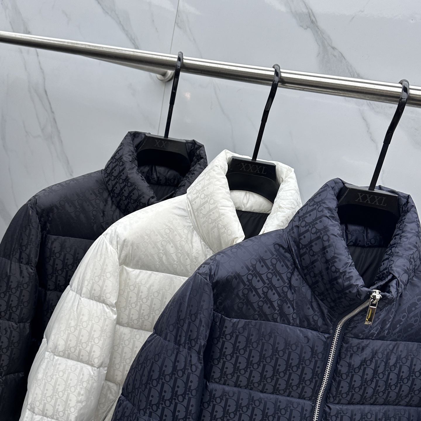 。🆕羽绒上新⬆️Dior迪奥 oblique暗纹老花立领羽绒，明星同款这是一款超复杂工艺的羽绒，定制面料