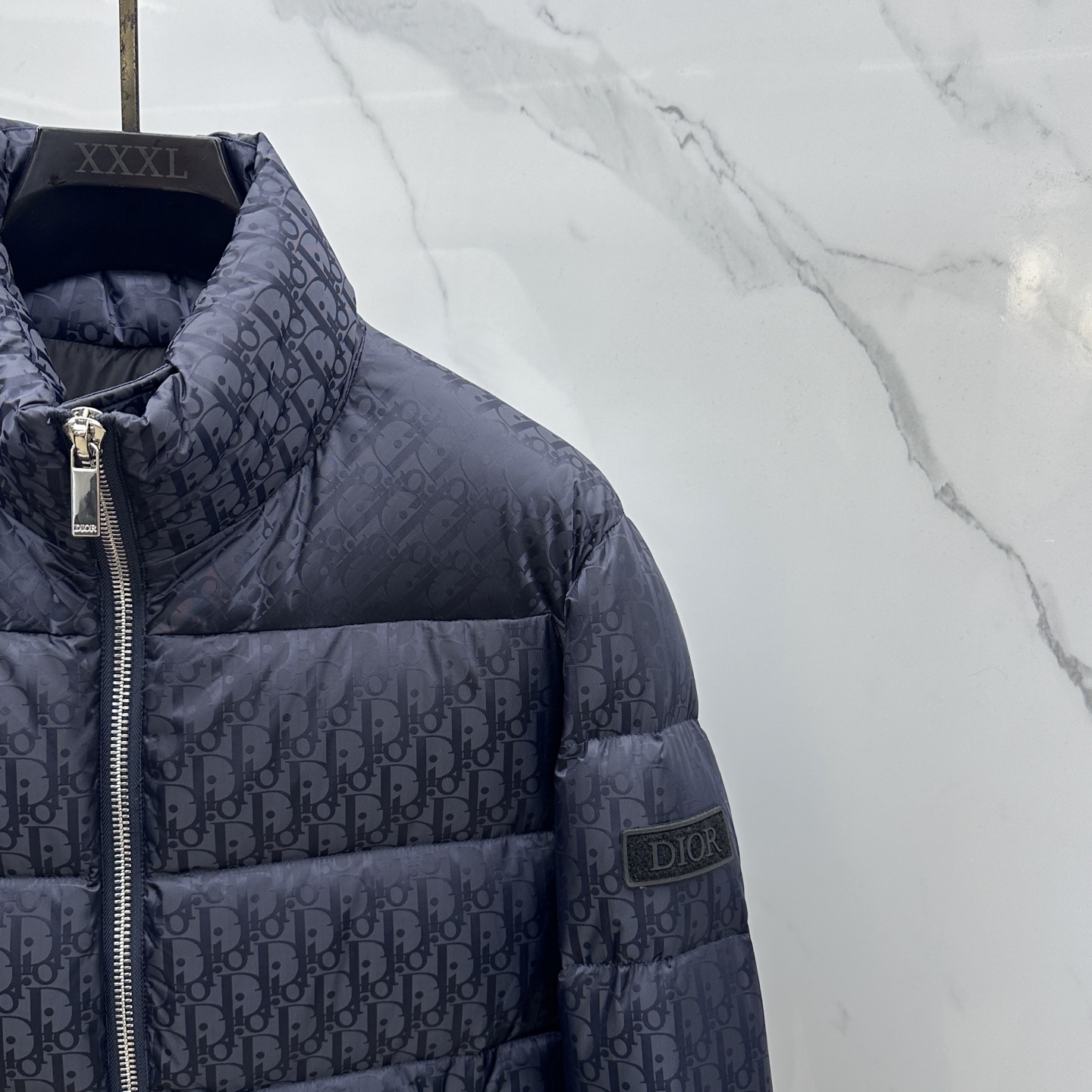 。🆕羽绒上新⬆️Dior迪奥 oblique暗纹老花立领羽绒，明星同款这是一款超复杂工艺的羽绒，定制面料
