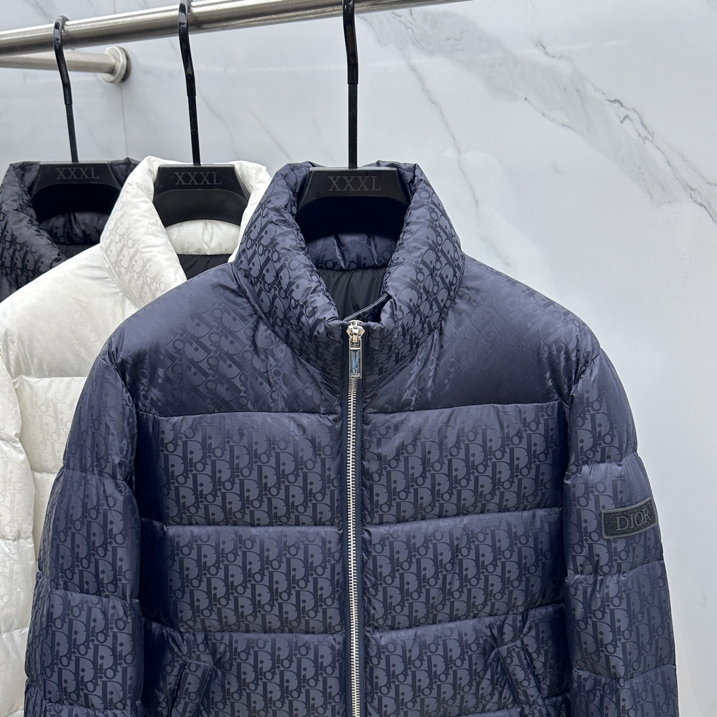 。🆕羽绒上新⬆️Dior迪奥 oblique暗纹老花立领羽绒，明星同款这是一款超复杂工艺的羽绒，定制面料