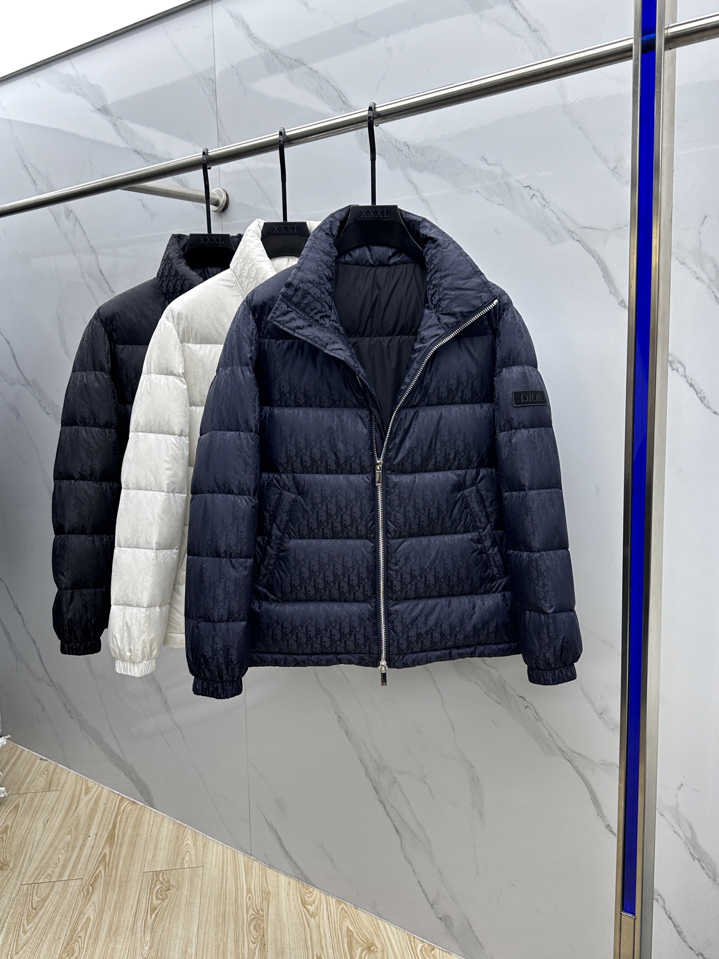 。🆕羽绒上新⬆️Dior迪奥 oblique暗纹老花立领羽绒，明星同款这是一款超复杂工艺的羽绒，定制面料