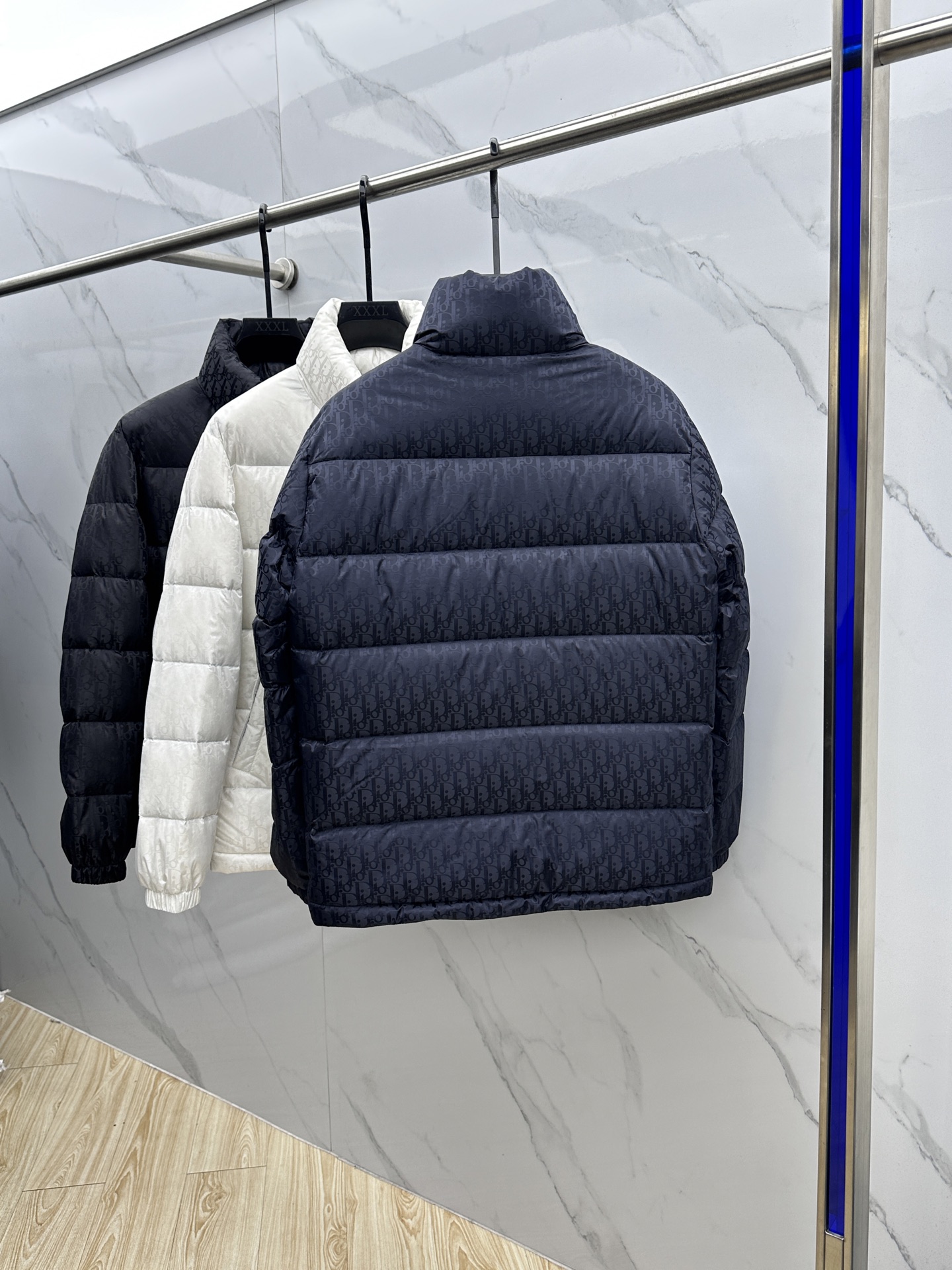 。🆕羽绒上新⬆️Dior迪奥 oblique暗纹老花立领羽绒，明星同款这是一款超复杂工艺的羽绒，定制面料