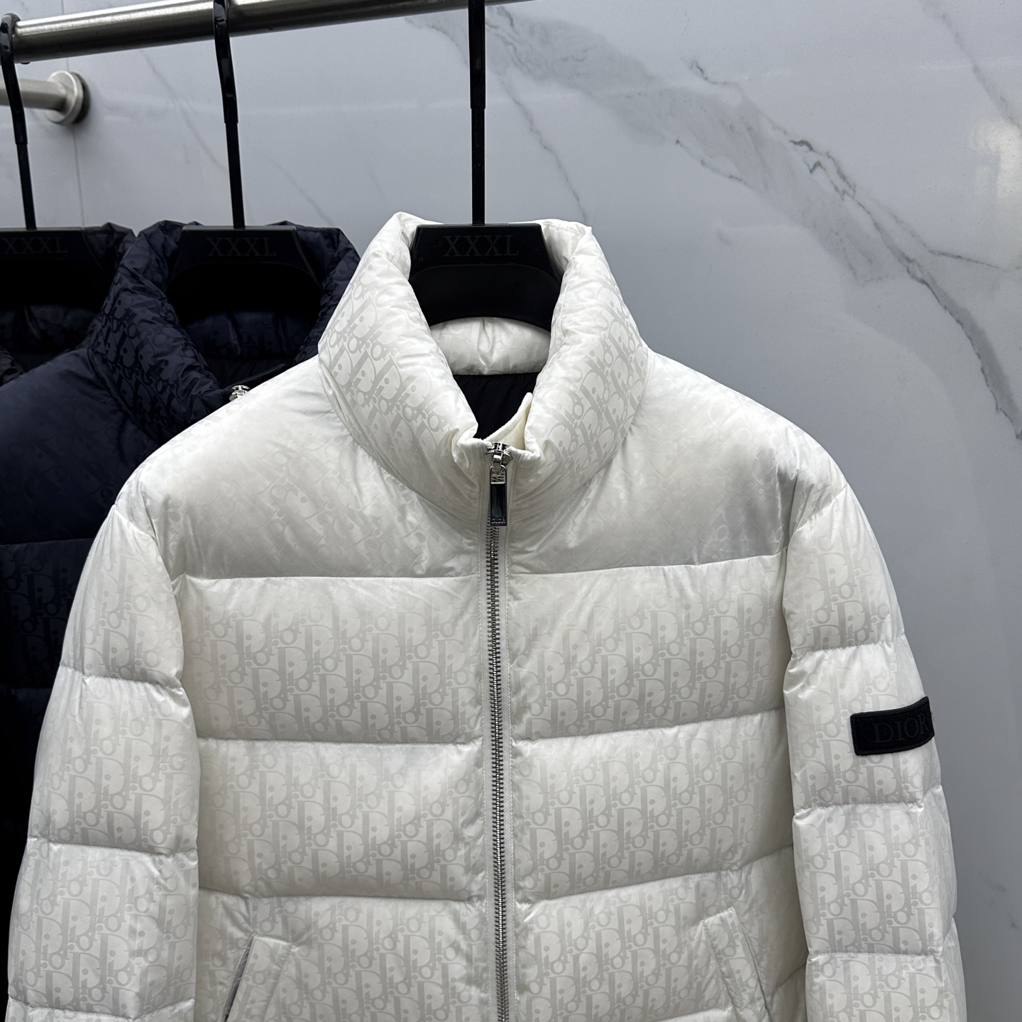 。 🆕羽绒上新⬆️Dior迪奥 oblique暗纹老花立领羽绒，明星同款这是一款超复杂工艺的羽绒，定制面