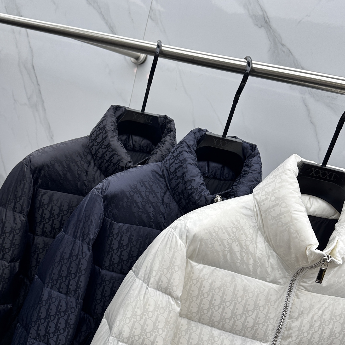 。 🆕羽绒上新⬆️Dior迪奥 oblique暗纹老花立领羽绒，明星同款这是一款超复杂工艺的羽绒，定制面