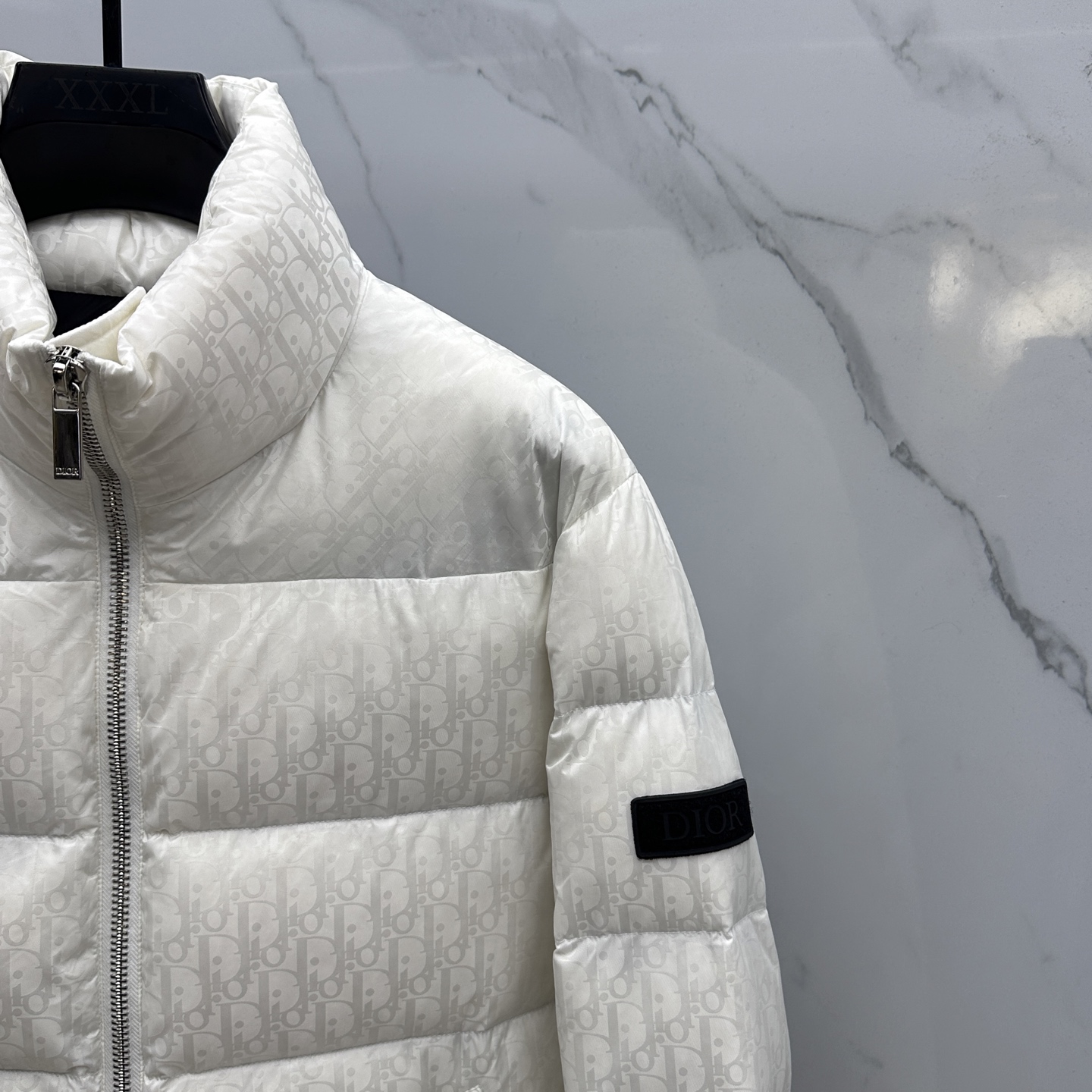 。 🆕羽绒上新⬆️Dior迪奥 oblique暗纹老花立领羽绒，明星同款这是一款超复杂工艺的羽绒，定制面