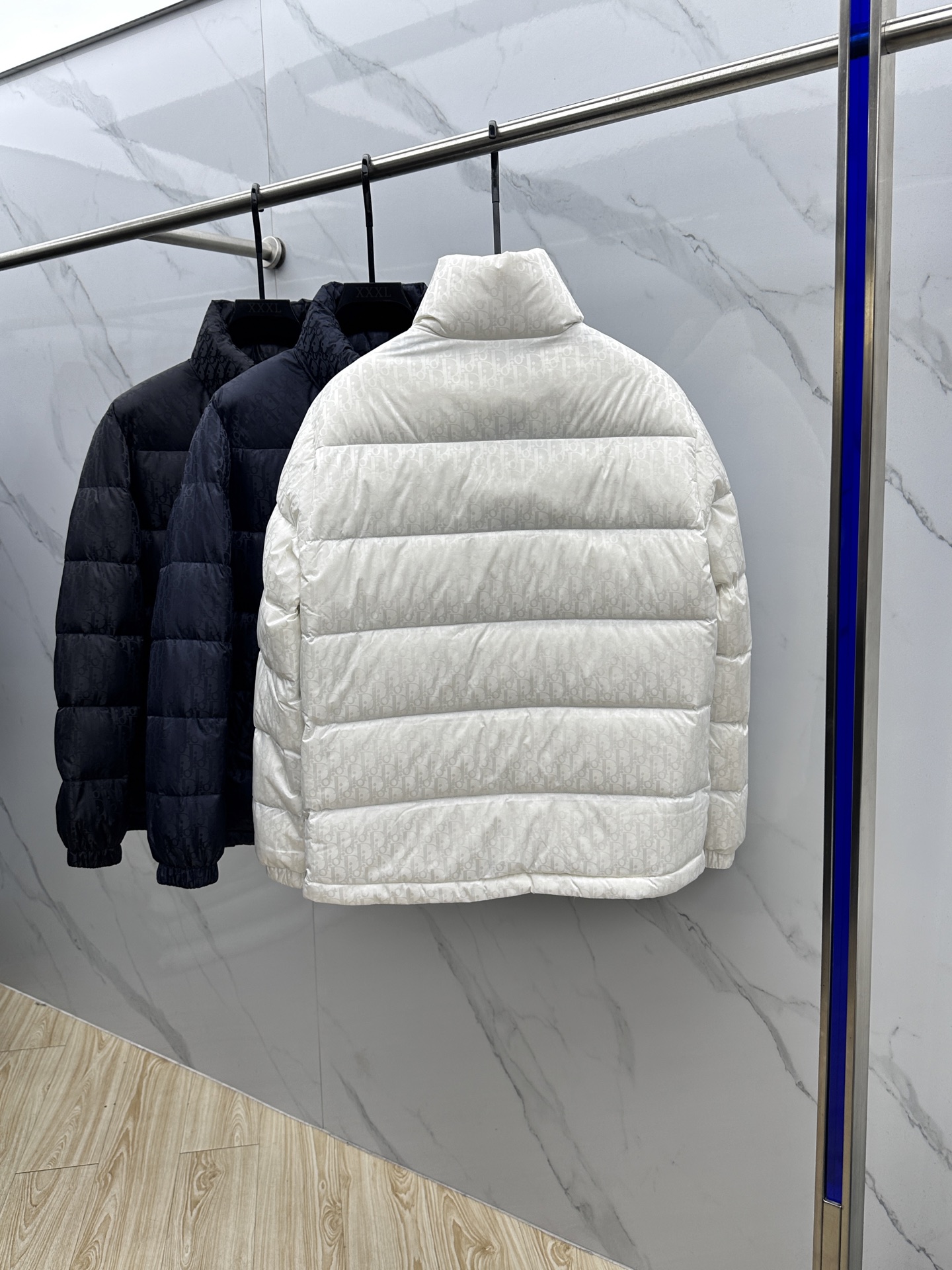 。 🆕羽绒上新⬆️Dior迪奥 oblique暗纹老花立领羽绒，明星同款这是一款超复杂工艺的羽绒，定制面