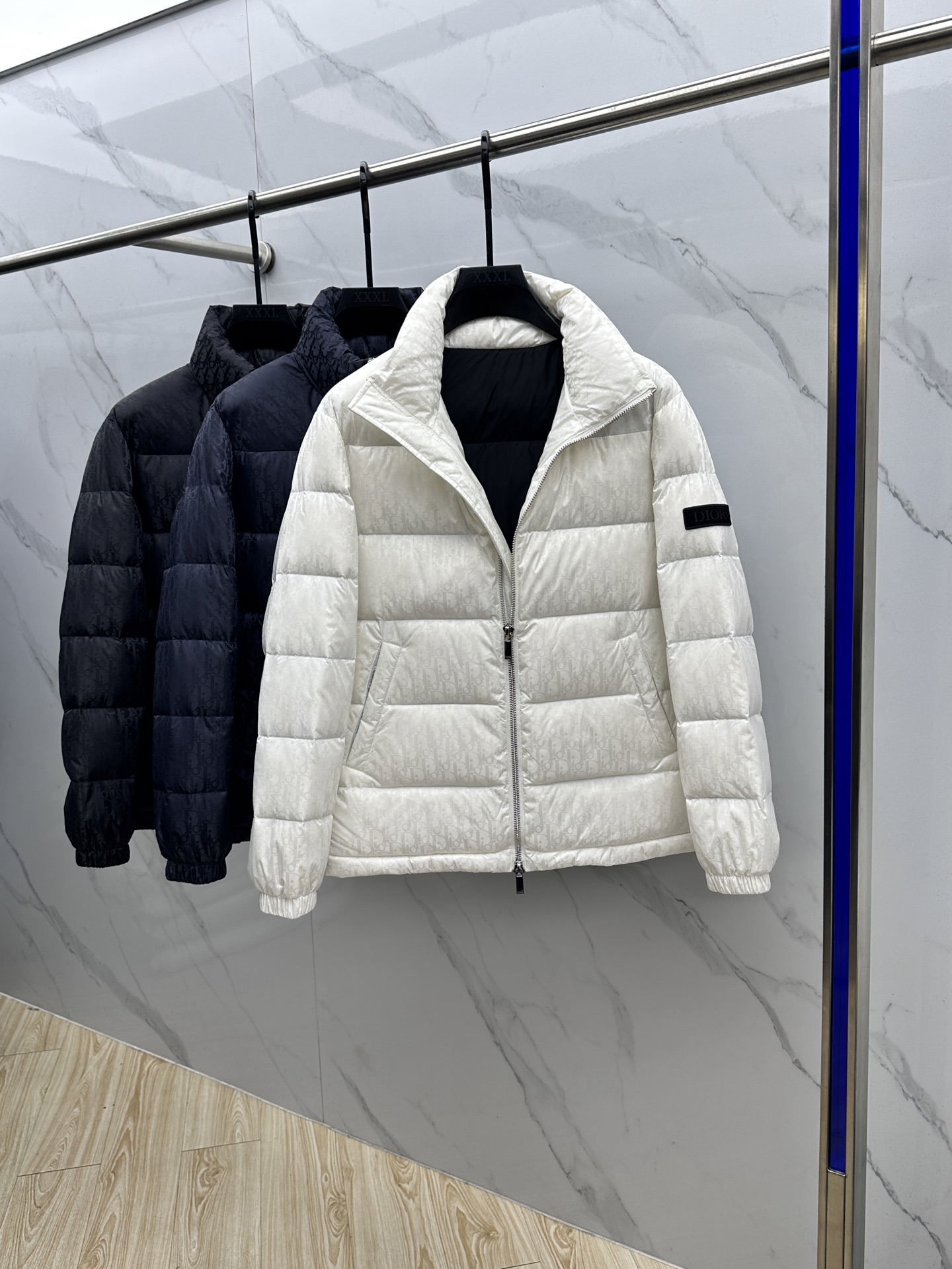 。 🆕羽绒上新⬆️Dior迪奥 oblique暗纹老花立领羽绒，明星同款这是一款超复杂工艺的羽绒，定制面