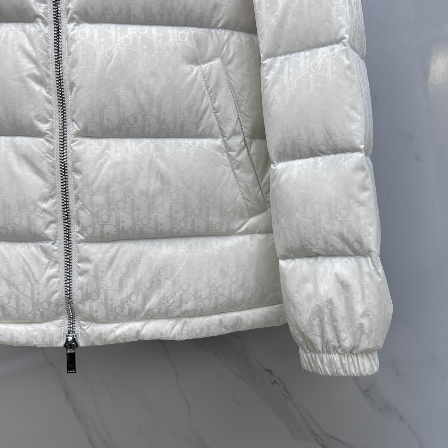 。 🆕羽绒上新⬆️Dior迪奥 oblique暗纹老花立领羽绒，明星同款这是一款超复杂工艺的羽绒，定制面