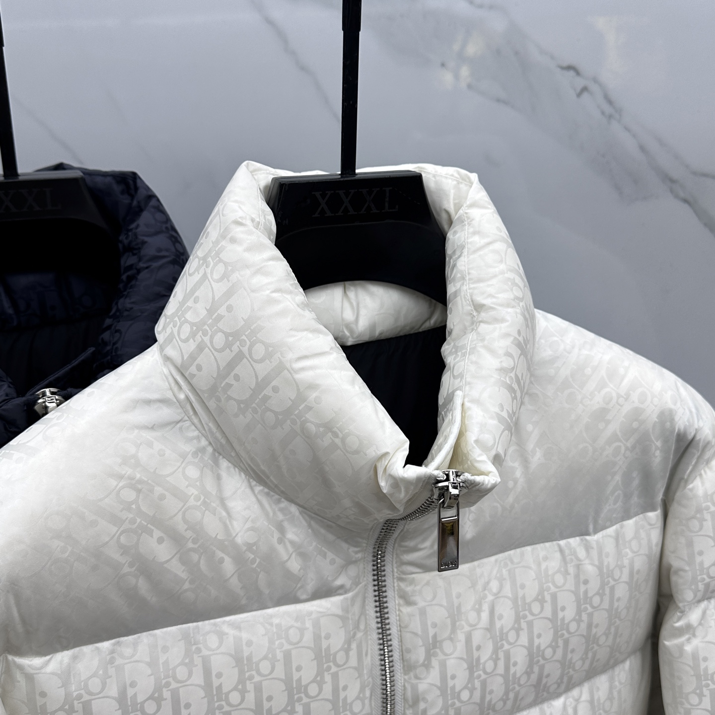 。 🆕羽绒上新⬆️Dior迪奥 oblique暗纹老花立领羽绒，明星同款这是一款超复杂工艺的羽绒，定制面