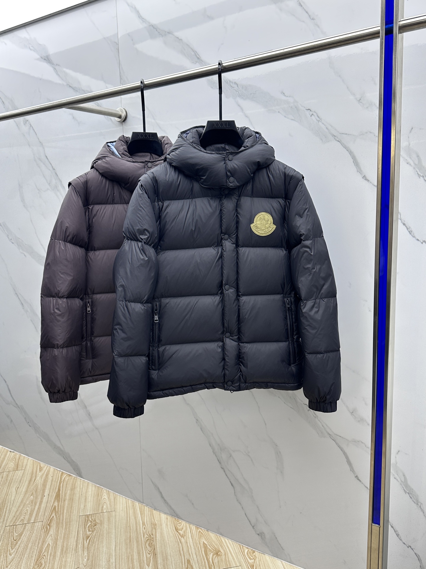 NO:611795,Moncler Mouth 2025 latest fashionable down jacket hooded down jacket, top hot winter down jacket, classic logo popular warm down jacket, detachable hood, 90# white goose down filling, every detail shows craftsmanship, enough advanced structural tailoring design changes to show men's diverse image changes, slim fit, tailoring, to meet the current popular multi-layered wear, versatile style for life!  hs size 48-56,,Moncler,jackets & coats,down jacket,hats,alexander wang19860909Moncler蒙口 2025最新款时尚羽绒外套连帽羽绒服,冬季顶级爆款羽绒服,经典logo爆款保暖羽绒服,帽子可拆,90#白鹅绒填充,处处细节显工艺足够的高级结构性剪裁的设计改变来展现男士多样的形象变化,修身利落、剪裁合体,满足时下正流行的多层次穿搭,生活百搭款式！hs 码数48-56,,Moncler,jackets & coats,down jacket,hats,alexander wang,Men's clothing