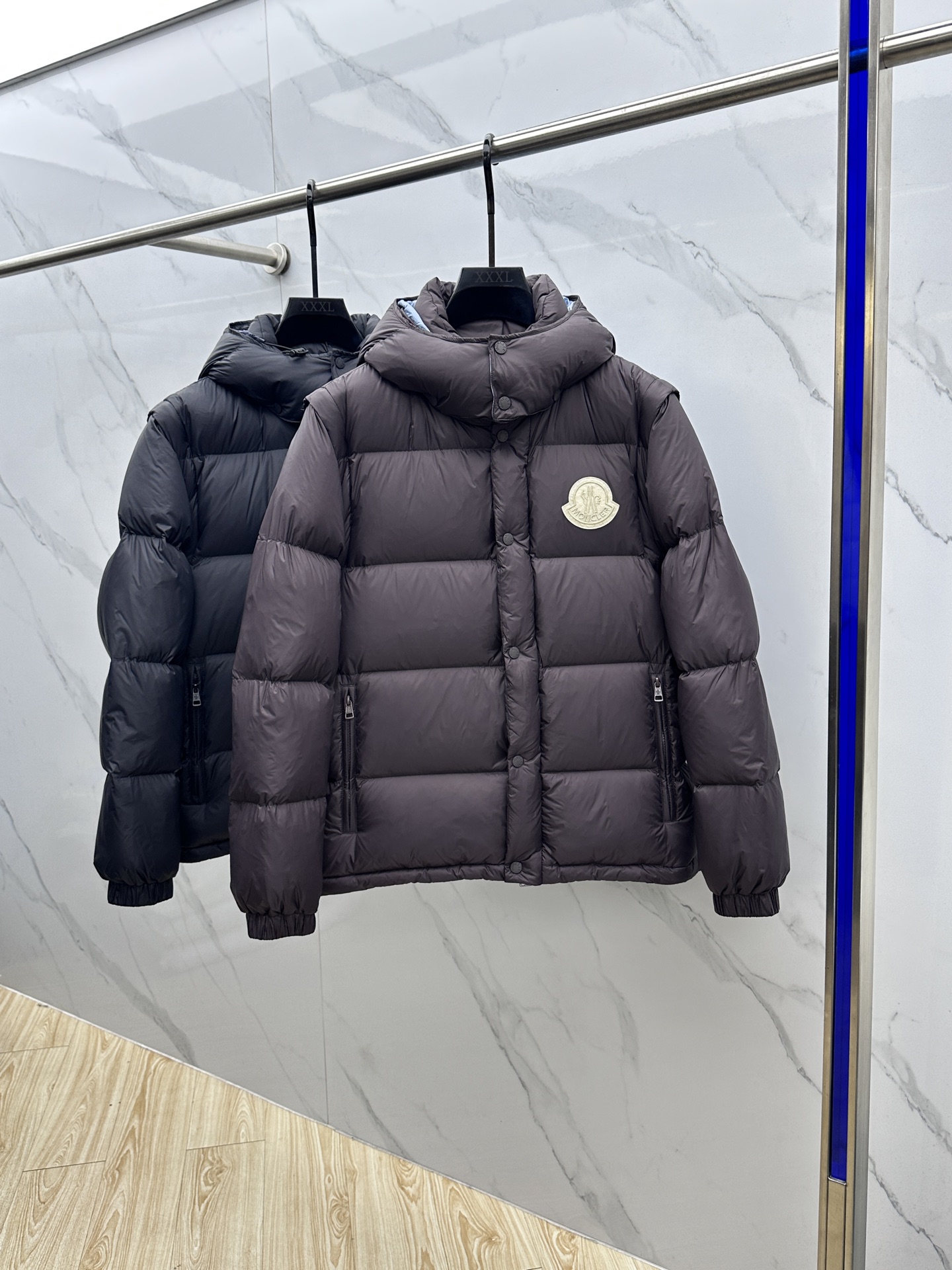 NO:611792,Moncler Mouth 2025 latest fashionable down jacket hooded down jacket, top hot winter down jacket, classic logo popular warm down jacket, arms and hood are detachable, 90# white goose down filling, every detail shows craftsmanship, enough advanced structural tailoring design changes to show men's diverse image changes, slim fit, tailoring, to meet the current popular multi-layered wear, versatile style in life!  hs size 48-56,,Moncler,jackets & coats,down jacket,hats,alexander wang19860909Moncler蒙口 2025最新款时尚羽绒外套连帽羽绒服,冬季顶级爆款羽绒服,经典logo爆款保暖羽绒服,手臂、帽子可拆,90#白鹅绒填充,处处细节显工艺足够的高级结构性剪裁的设计改变来展现男士多样的形象变化,修身利落、剪裁合体,满足时下正流行的多层次穿搭,生活百搭款式！hs 码数48-56,,Moncler,jackets & coats,down jacket,hats,alexander wang,Men's clothing