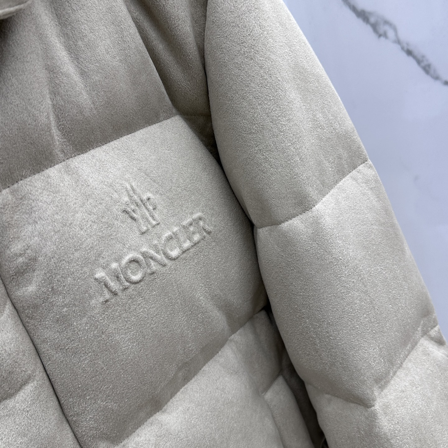 。🆕Prada普拉达 2025ss秋冬新款时尚连帽羽绒外套. P家连帽羽绒服，帽子可拆。冬季顶级轻奢羽绒