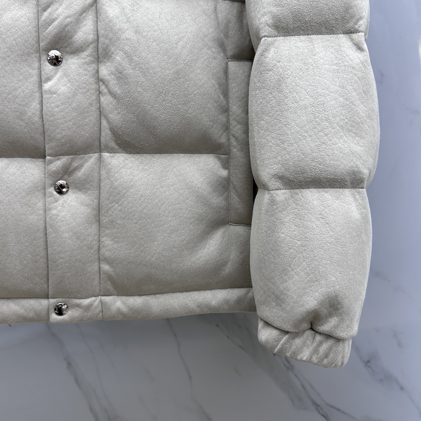 。🆕Prada普拉达 2025ss秋冬新款时尚连帽羽绒外套. P家连帽羽绒服，帽子可拆。冬季顶级轻奢羽绒