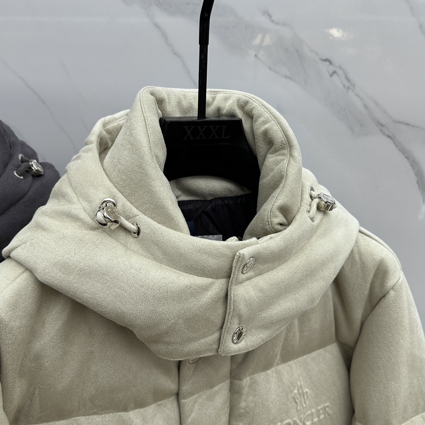 。🆕Prada普拉达 2025ss秋冬新款时尚连帽羽绒外套. P家连帽羽绒服，帽子可拆。冬季顶级轻奢羽绒