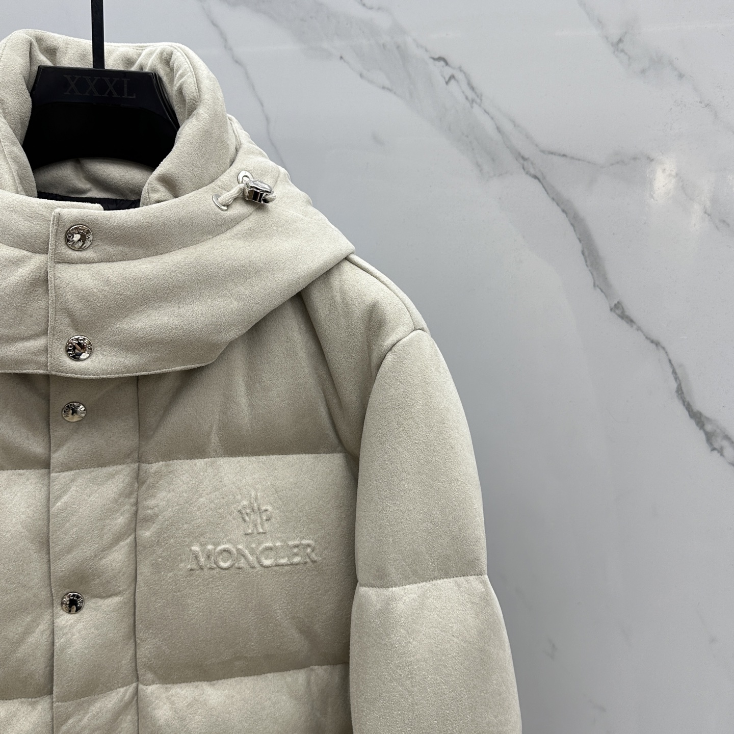 。🆕Prada普拉达 2025ss秋冬新款时尚连帽羽绒外套. P家连帽羽绒服，帽子可拆。冬季顶级轻奢羽绒