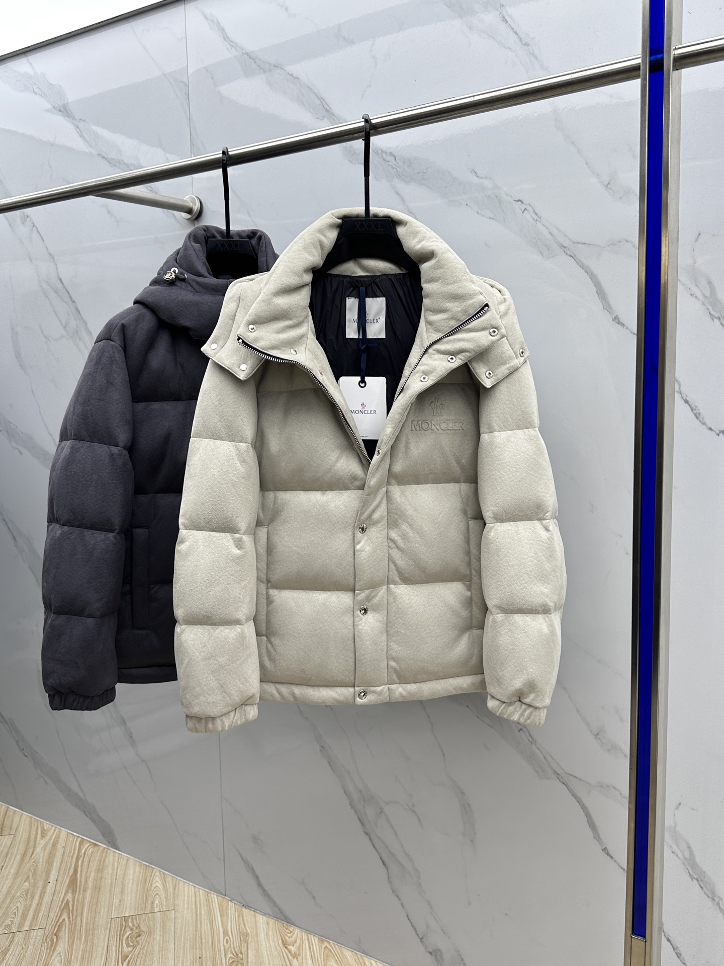 。🆕Prada普拉达 2025ss秋冬新款时尚连帽羽绒外套. P家连帽羽绒服，帽子可拆。冬季顶级轻奢羽绒