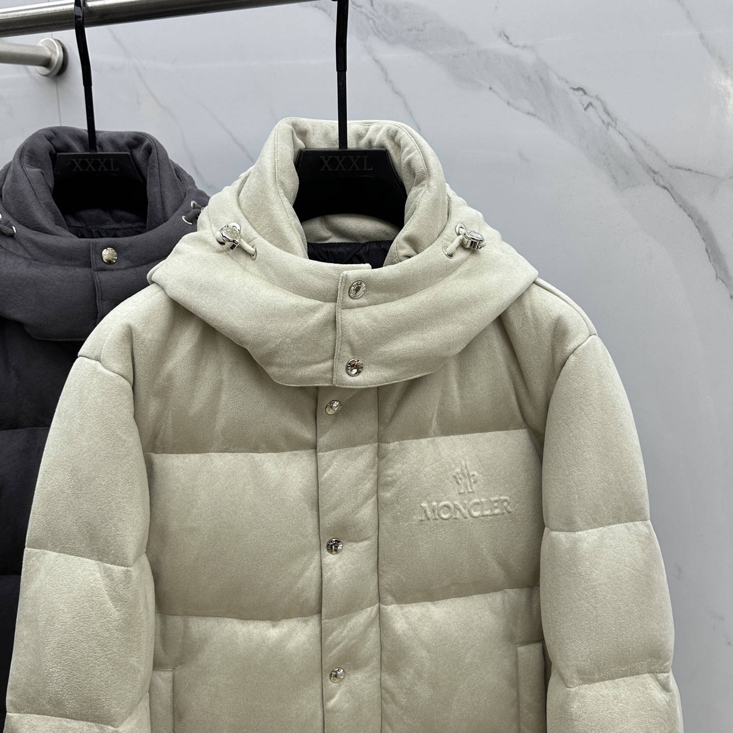 。🆕Prada普拉达 2025ss秋冬新款时尚连帽羽绒外套. P家连帽羽绒服，帽子可拆。冬季顶级轻奢羽绒