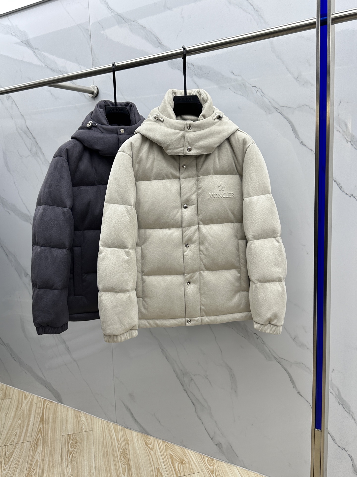 。🆕Prada普拉达 2025ss秋冬新款时尚连帽羽绒外套. P家连帽羽绒服，帽子可拆。冬季顶级轻奢羽绒