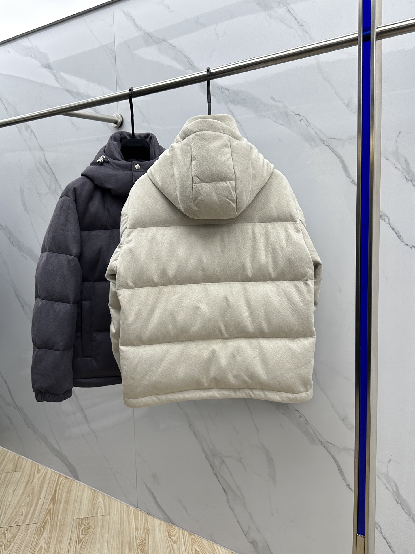 。🆕Prada普拉达 2025ss秋冬新款时尚连帽羽绒外套. P家连帽羽绒服，帽子可拆。冬季顶级轻奢羽绒