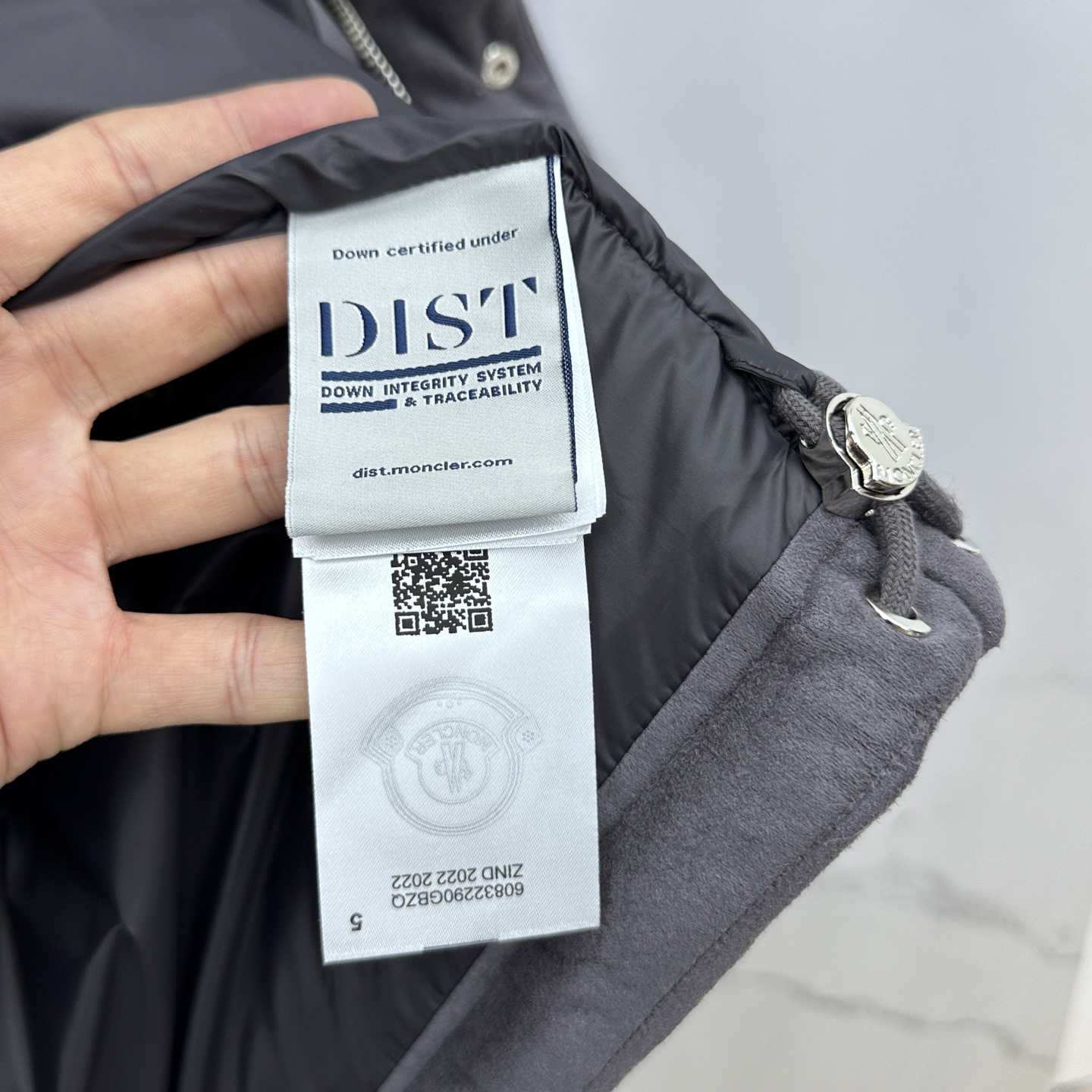 。🆕Prada普拉达 2025ss秋冬新款时尚连帽羽绒外套. P家连帽羽绒服，帽子可拆。冬季顶级轻奢羽绒