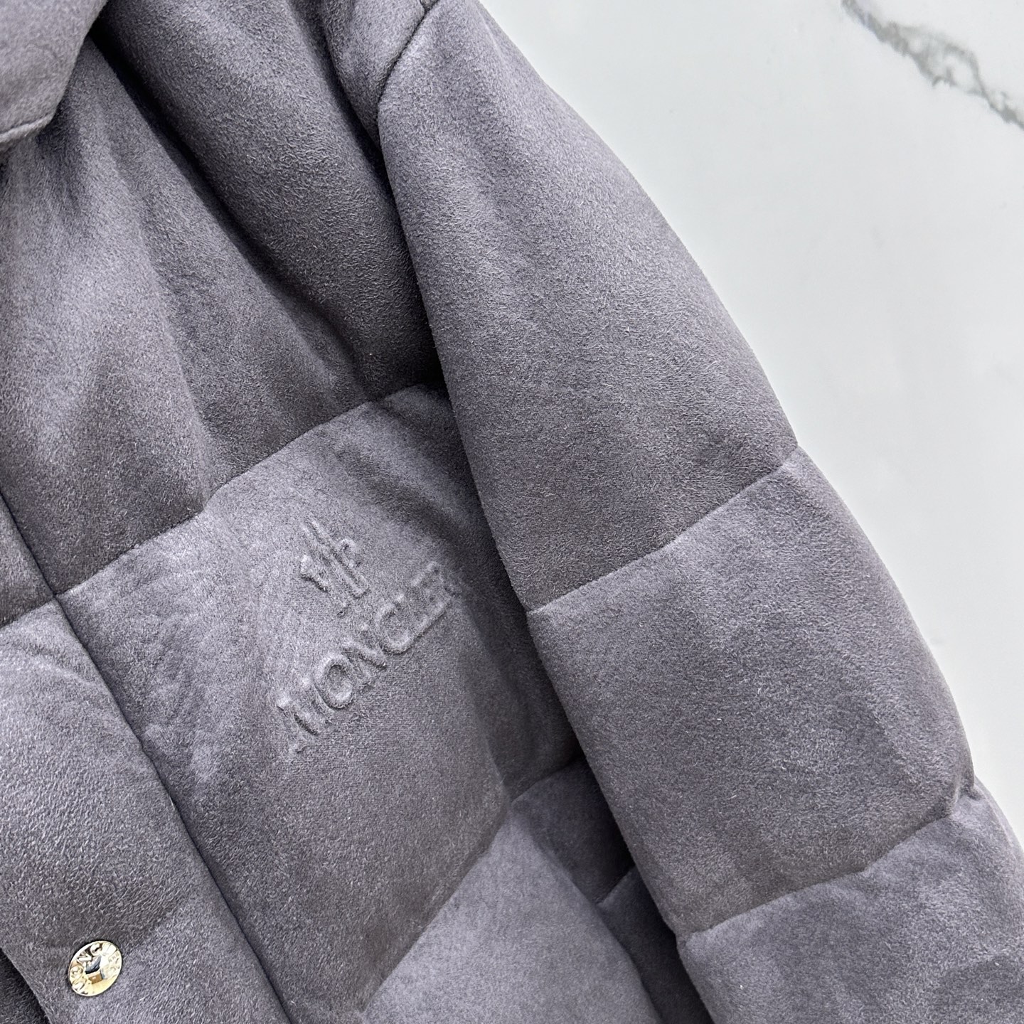 。🆕Prada普拉达 2025ss秋冬新款时尚连帽羽绒外套. P家连帽羽绒服，帽子可拆。冬季顶级轻奢羽绒