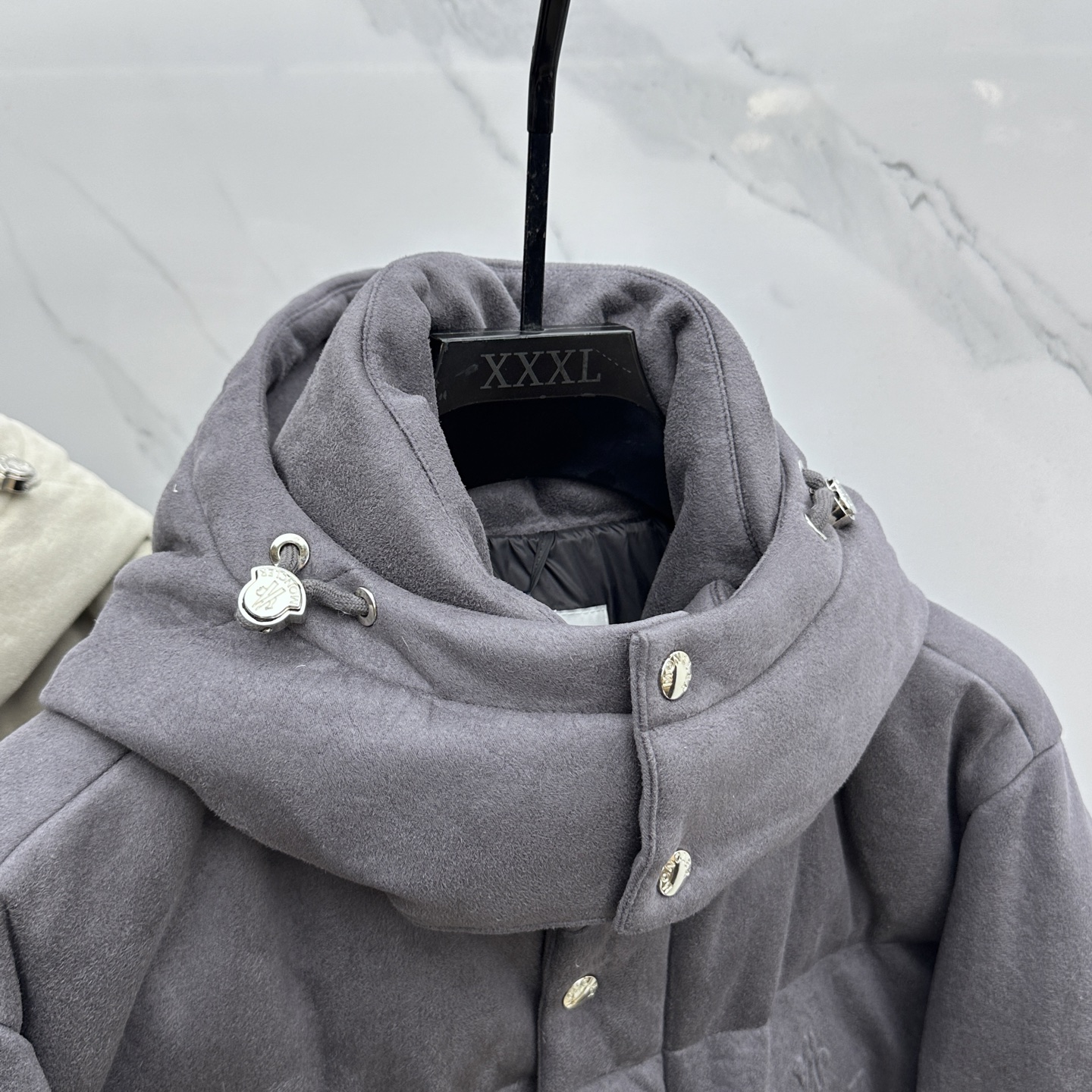 。🆕Prada普拉达 2025ss秋冬新款时尚连帽羽绒外套. P家连帽羽绒服，帽子可拆。冬季顶级轻奢羽绒