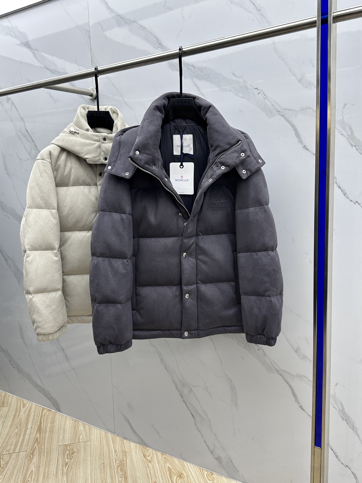 。🆕Prada普拉达 2025ss秋冬新款时尚连帽羽绒外套. P家连帽羽绒服，帽子可拆。冬季顶级轻奢羽绒