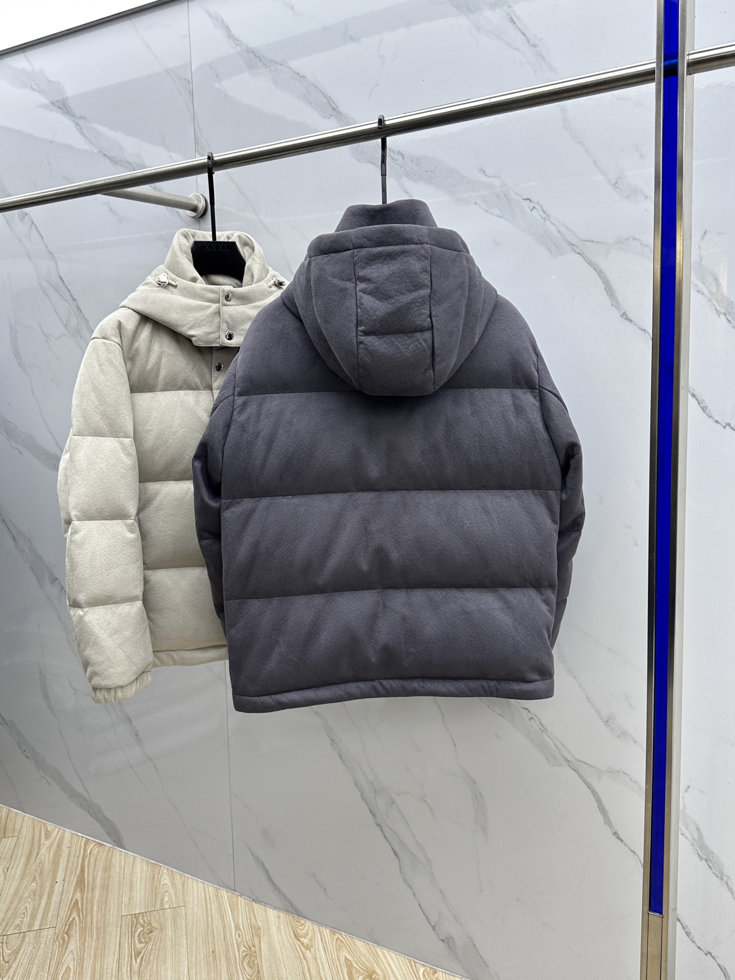 。🆕Prada普拉达 2025ss秋冬新款时尚连帽羽绒外套. P家连帽羽绒服，帽子可拆。冬季顶级轻奢羽绒