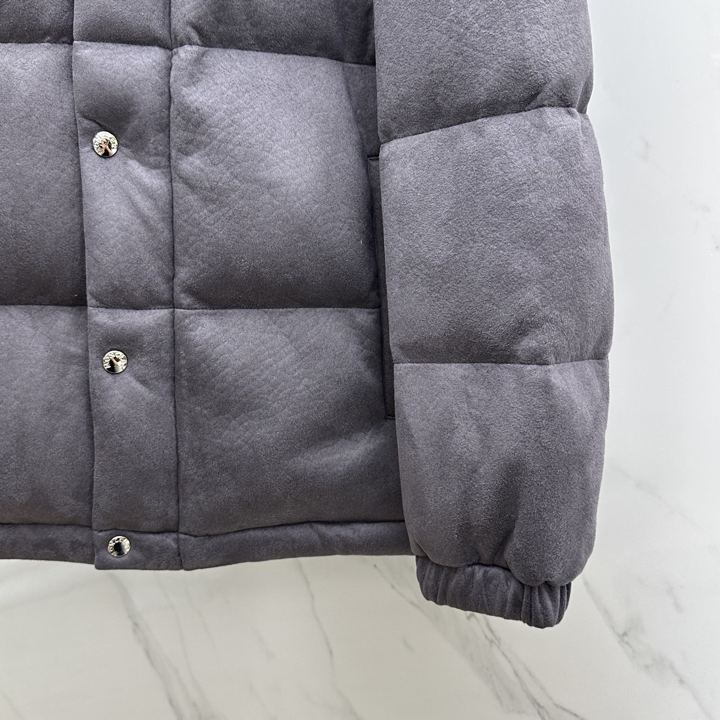 。🆕Prada普拉达 2025ss秋冬新款时尚连帽羽绒外套. P家连帽羽绒服，帽子可拆。冬季顶级轻奢羽绒