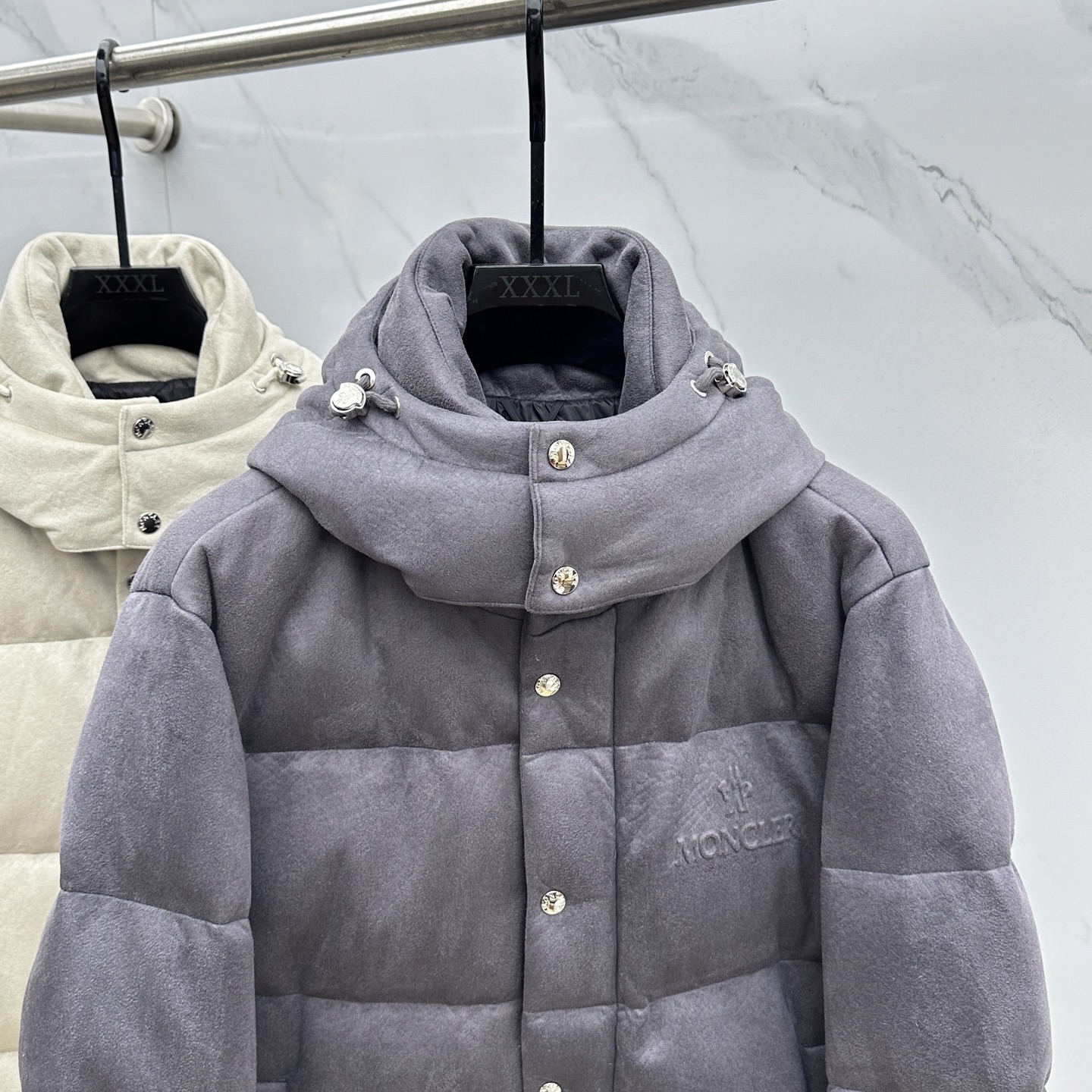 。🆕Prada普拉达 2025ss秋冬新款时尚连帽羽绒外套. P家连帽羽绒服，帽子可拆。冬季顶级轻奢羽绒