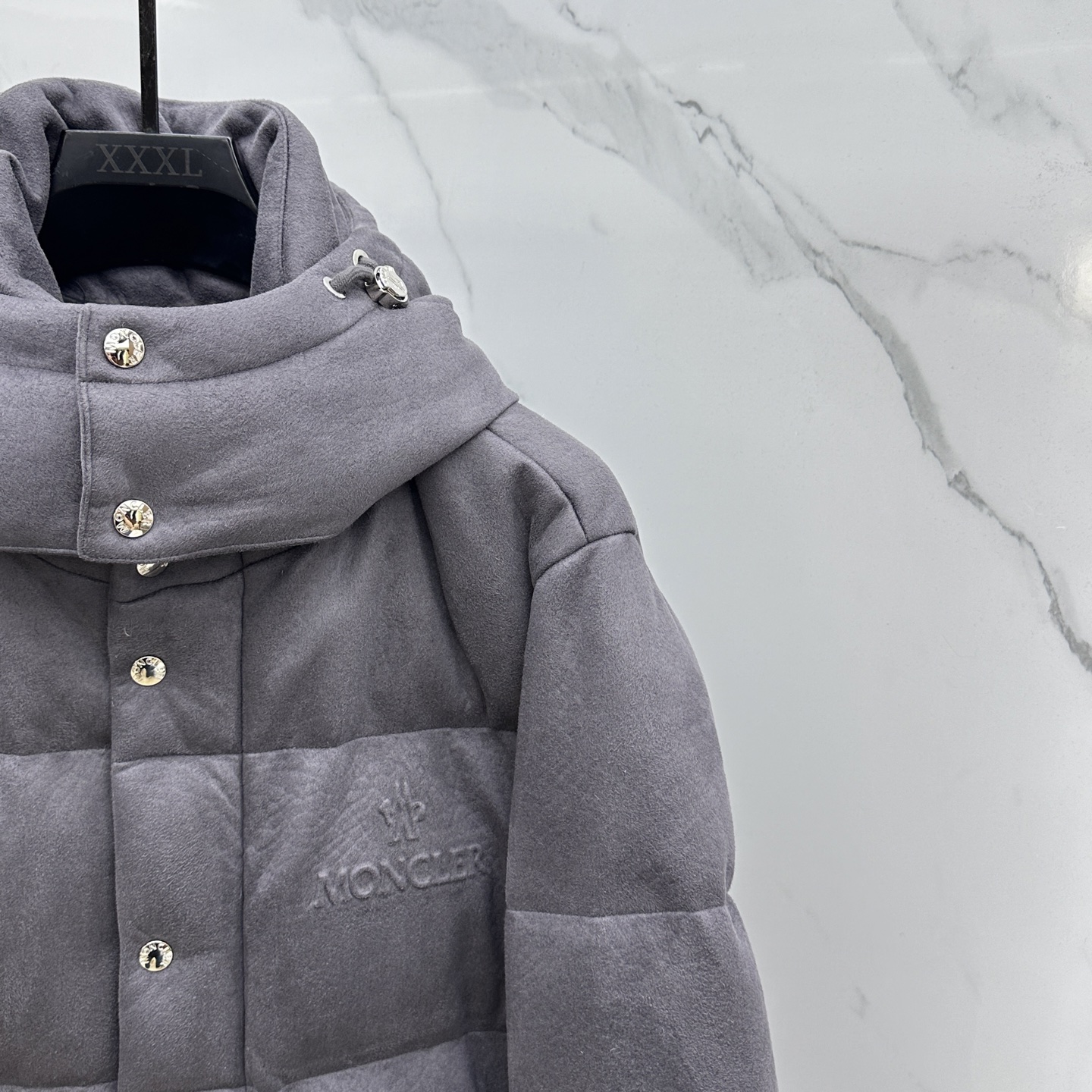 。🆕Prada普拉达 2025ss秋冬新款时尚连帽羽绒外套. P家连帽羽绒服，帽子可拆。冬季顶级轻奢羽绒