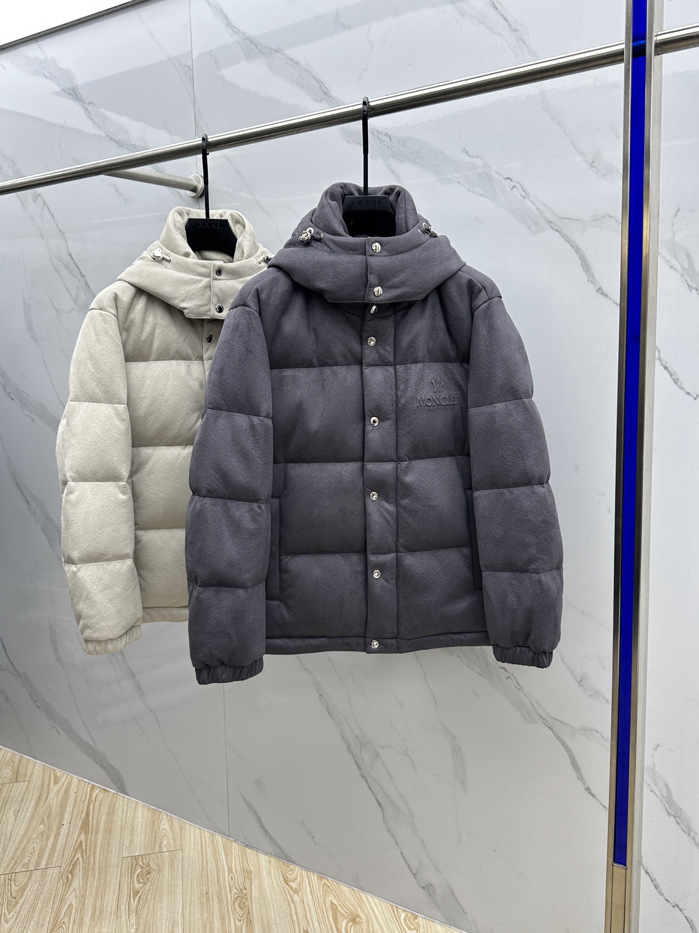 。🆕Prada普拉达 2025ss秋冬新款时尚连帽羽绒外套. P家连帽羽绒服，帽子可拆。冬季顶级轻奢羽绒