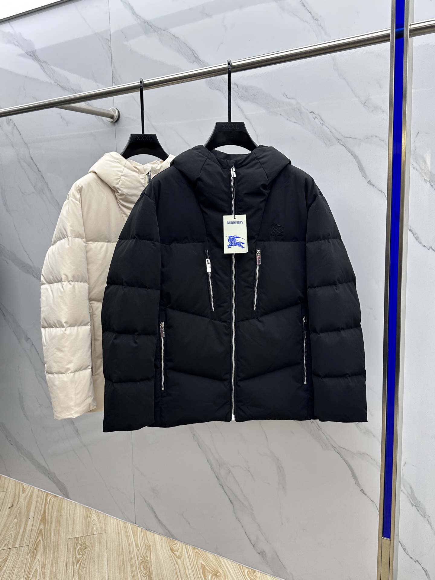 NO:611793,Burberry 2025ss new fashion casual down jacket for autumn and winter. Burberry hooded down jacket, top light luxury down jacket in winter, popular down jacket, 90# white goose down filling, classic war horse logo embroidery on the chest, every detail shows craftsmanship, and enough advanced structural tailoring design changes to show men's diverse image changes, slim fit, tailoring, to meet the current popular multi-layered outfits, AL life versatile style!  Size M-3XL,,burberry,burberry,jackets & coats,down jacket,hats,alexander wang19860909Burberry巴宝莉 2025ss秋冬新款时尚休闲款羽绒外套 巴宝莉连帽羽绒服,冬季顶级轻奢羽绒服,爆款羽绒服,90#白鹅绒填充,胸前经典战马logo刺绣,处处细节显工艺足够的高级结构性剪裁的设计改变来展现男士多样的形象变化,修身利落、剪裁合体,满足时下正流行的多层次穿搭,AL生活百搭款式！ 码数M-3XL,,burberry,burberry,jackets & coats,down jacket,hats,alexander wang,Men's clothing